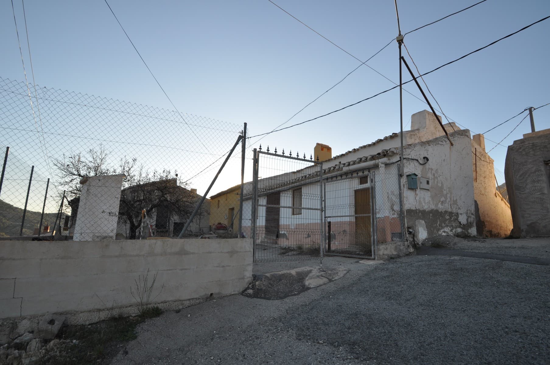Esta casa de campo construida en 1930 ofrece un refugio tranquilo rodeado de naturaleza. Cuenta con dos dormitorios, un patio encantador y hermosas vistas a la montaña. La propiedad también incluye una pequeña bodega y una cisterna de agua tradicional. Ya sea que estés buscando un lugar tranquilo para escaparte o un espacio para crear, esta casa ofrece el entorno perfecto. El patio es ideal para relajarse al aire libre, mientras que el espacio adicional se puede utilizar para un taller o un estudio creativo. Una oportunidad única para disfrutar de la vida rural con carácter y potencial. Si te ha gustado esta propiedad no dudes en contactarnos para organizar una visita, estaremos encantados de ayudarte!