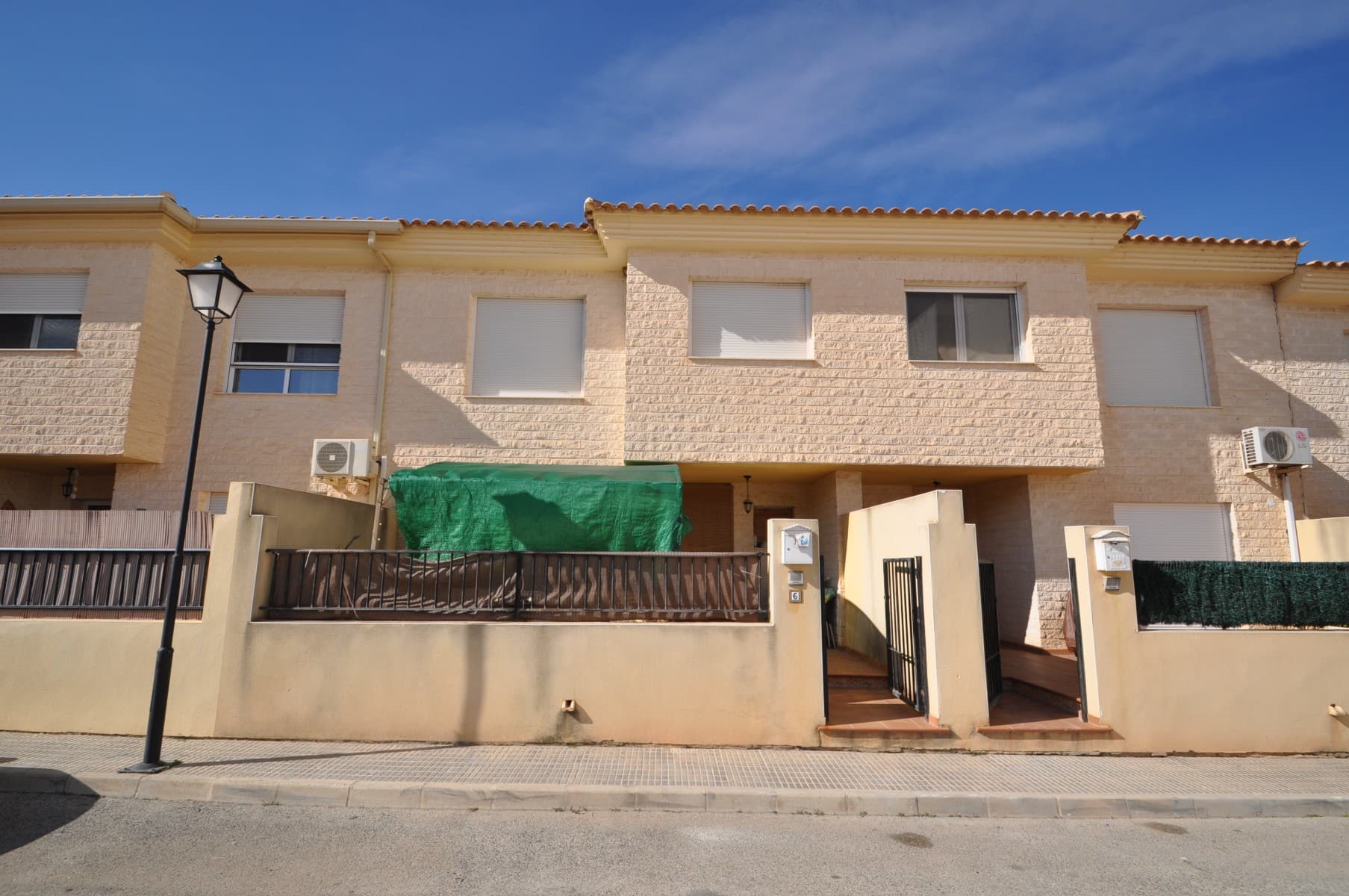 Esta espaciosa casa adosada de 213 m² en Pinoso ofrece mucha luz natural y cómodos espacios habitables. La entrada cuenta con un porche cubierto que conduce a una gran sala de estar. La casa incluye cuatro dormitorios de tamaño generoso y tres baños, lo que la hace ideal para familias o para quienes necesitan espacio adicional. La cocina es de buen tamaño y ofrece mucho espacio para cocinar y comer. Un pequeño patio agrega un área exterior privada, mientras que el garaje ofrece estacionamiento seguro y almacenamiento adicional. Esta propiedad es una gran oportunidad para quienes buscan una casa amplia y luminosa en una ubicación conveniente. Si te ha gustado esta propiedad no dudes en contactarnos para organizar una visita, estaremos encantados de ayudarte!