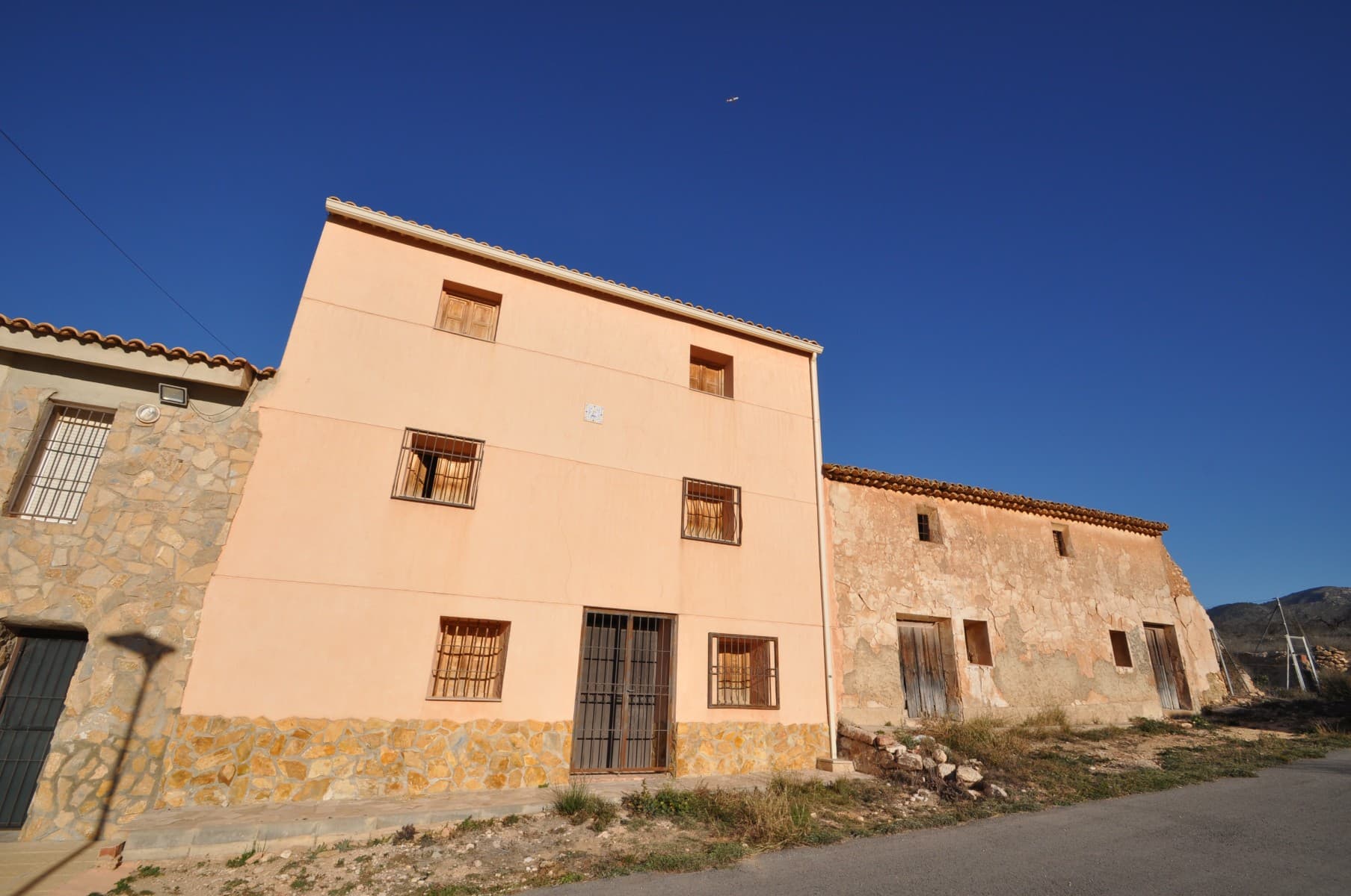 Esta espaciosa casa de campo cerca de Algueña ofrece mucho potencial en un entorno tranquilo con excelentes vistas. La mayor parte del techo ha sido reparado recientemente y la casa cuenta con una pequeña terraza y una puerta trasera para facilitar el acceso. El piso superior es un espacio abierto que se puede personalizar para satisfacer sus necesidades, con la posibilidad de crear hasta cinco habitaciones. Ya sea que esté buscando un proyecto de renovación o una casa con espacio para crecer, esta propiedad ofrece una base sólida en una ubicación tranquila y pintoresca. Si te ha gustado esta propiedad no dudes en contactarnos para organizar una visita, estaremos encantados de ayudarte!