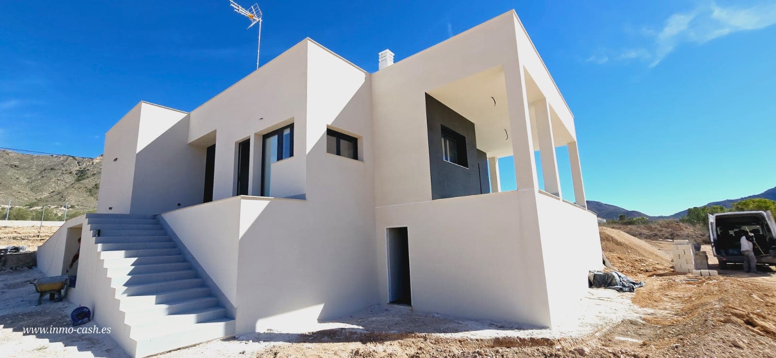 Villa moderna de nueva construcción con vistas a la montaña – Zona de Macisvenda Esta villa de nueva construcción ofrece 250 m² de espacio interior, cuidadosamente distribuidos, con 3 amplios dormitorios y 2 baños. La casa está diseñada para una vida cómoda y sencilla, con espacios abiertos y luminosos y acabados modernos. Se ubica en una generosa parcela de 6.000 m², lo que le ofrece amplio espacio para crear un jardín, instalar una piscina o simplemente disfrutar del entorno natural. Con vistas panorámicas a las montañas, esta propiedad es ideal para quienes buscan tranquilidad y privacidad sin renunciar a la comodidad. La casa está lista para entrar a vivir y ofrece una excelente oportunidad para vivir a tiempo completo, como segunda residencia o como inversión para alquilar. Sobre el área: Ubicada cerca de Macisvenda, esta villa se encuentra en un tranquilo entorno rural rodeado de naturaleza. Macisvenda es conocida por su estilo de vida relajado, su encantador ambiente de pueblo y su fácil acceso a rutas de senderismo y ciclismo. Los servicios básicos están disponibles en la zona, y las localidades de Fortuna y Hondón están a un corto trayecto en coche. El aeropuerto de Alicante y la costa están a unos 45 minutos, lo que la convierte en una opción práctica tanto para vacaciones como para vivir todo el año. Disponemos de una amplia cartera de propiedades en la Costa Blanca y la Costa Cálida, especializándonos en fincas rústicas, villas, fincas, terrenos edificables y opciones de diseño y construcción en las regiones de Alicante y Murcia, con especial énfasis en Elda, Monóvar, Pinoso, Sax, Villena, Aspe, Fortuna, Albacete y muchas otras zonas de los alrededores. Llevamos establecidos desde 2004 y nuestro equipo cuenta con décadas de experiencia para ayudarle a encontrar y asegurar la casa de sus sueños. Le acompañamos en cada paso del proceso para garantizar que su compra en España sea segura y sin complicaciones. No estamos aquí para venderle una propiedad, sino para ayudarle a hacer realidad su sueño y encontrar la propiedad perfecta para usted. Con nosotros, está en las mejores manos. Contáctenos ahora para hablar sin compromiso sobre cómo usted también puede hacer realidad sus sueños.