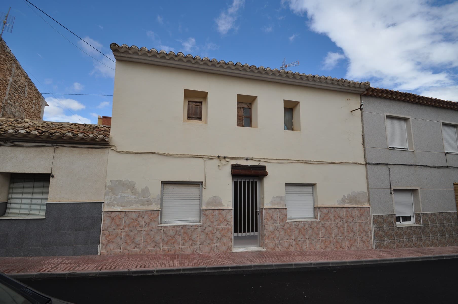 Esta casa adosada de 143 m² se encuentra en el centro de Salinas, Alicante, ofreciendo comodidad y fácil acceso a los servicios locales. Distribuida en dos plantas, la propiedad cuenta con buena luz natural gracias a su favorable orientación. Cuenta con un patio y un baño, con una parte de la casa que necesita renovación, una oportunidad para personalizarla a su gusto. Ya sea que esté buscando una casa permanente o un proyecto, esta propiedad tiene un gran potencial en una ubicación privilegiada. Si te ha gustado esta propiedad no dudes en contactarnos para organizar una visita, estaremos encantados de ayudarte!