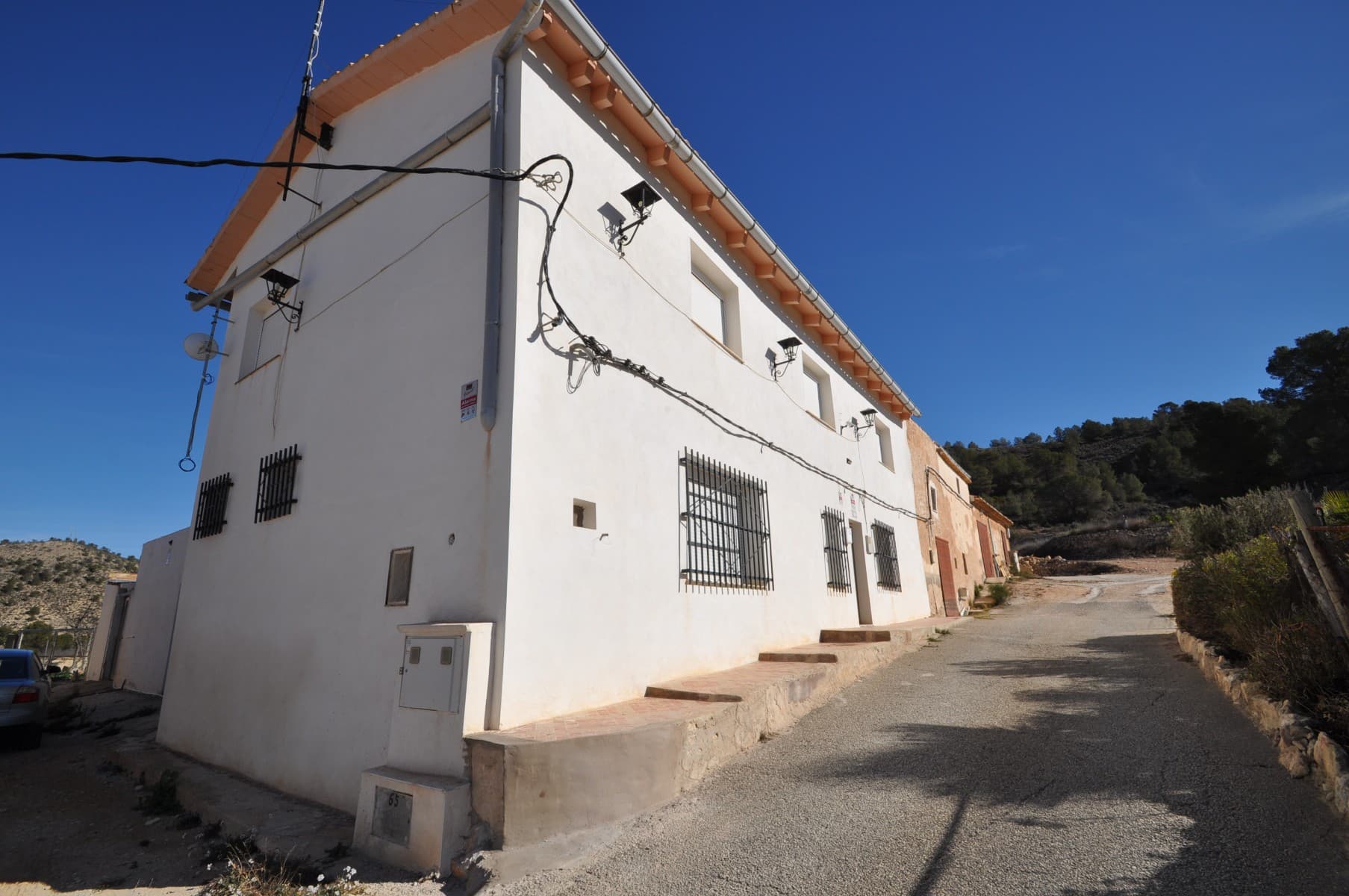 Esta encantadora casa de campo ofrece una oportunidad única para disfrutar de una vida tranquila en un hermoso entorno de montaña. Ubicada en una amplia parcela de 12.206 m², la propiedad es luminosa, está bien cuidada y lista para entrar a vivir. Diseñada para ofrecer flexibilidad, la casa cuenta con dos plantas preparadas para funcionar como viviendas independientes con entradas independientes, lo que la hace ideal para familias numerosas, alquileres o alojamiento para invitados. El espacioso interior cuenta con muebles antiguos y decoración clásica, que le aportan carácter y calidez. La propiedad también cuenta con una pequeña bodega. En el exterior, encontrará un amplio patio con zona de barbacoa y jacuzzi, perfecto para el entretenimiento. La piscina privada ofrece un lugar ideal para relajarse, mientras que el garaje ofrece aparcamiento seguro y trastero. La casa está diseñada con ventanas reflectantes ajustables que permiten la entrada de luz natural, manteniendo la privacidad y reduciendo el calor. Ubicada en una zona tranquila y pintoresca, la propiedad es fácilmente accesible y se encuentra a poca distancia en coche de Monóvar y La Romana. Con vistas increíbles y un ambiente sereno, esta casa ofrece un gran potencial de personalización para adaptarla a sus necesidades. La casa es adosada. ¡No pierda esta oportunidad de poseer una casa versátil y espaciosa en una ubicación verdaderamente hermosa! Si te ha gustado esta propiedad no dudes en contactarnos para organizar una visita, estaremos encantados de ayudarte!
