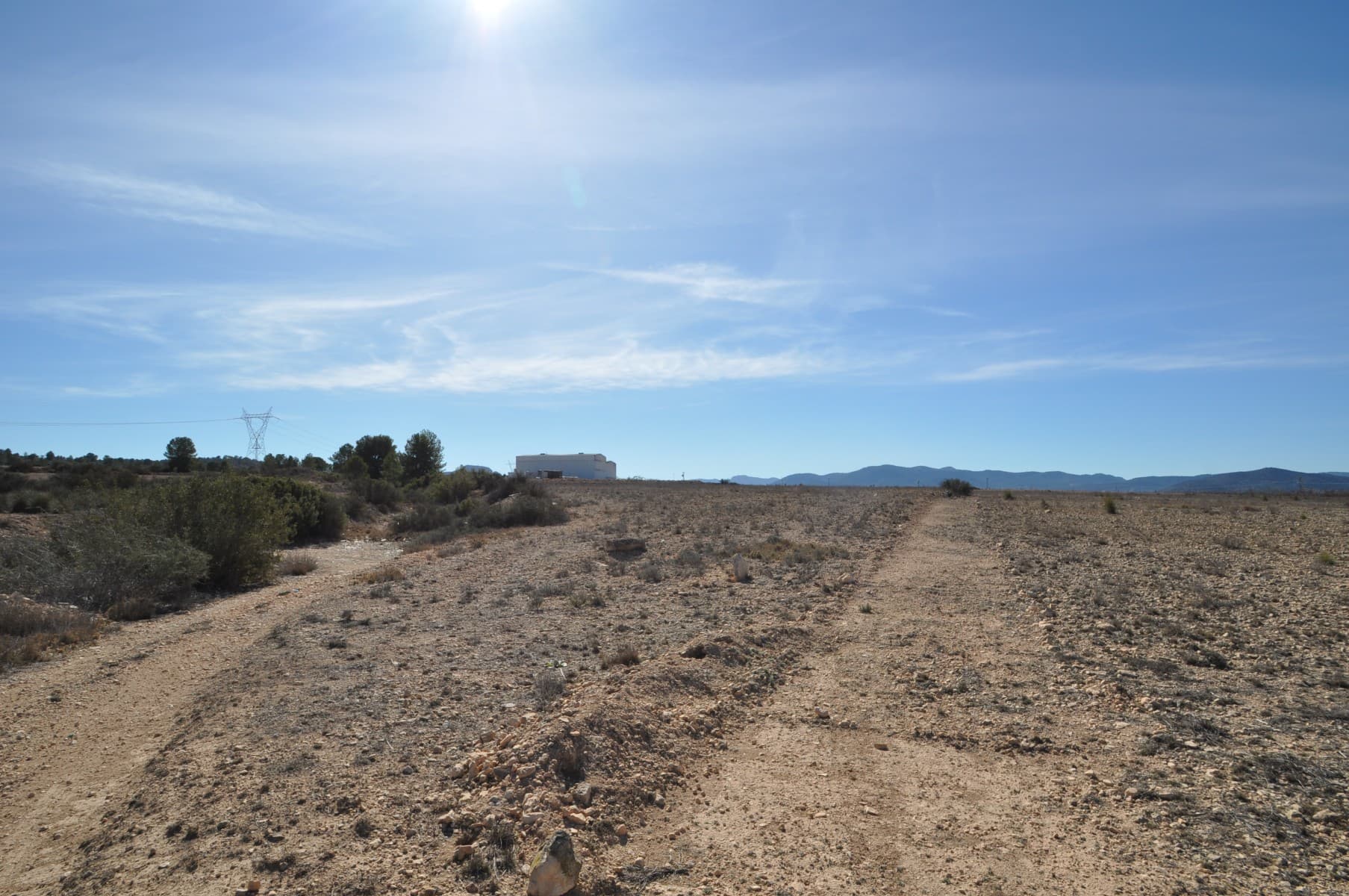 Esta parcela de 12.542 m² es una gran oportunidad para quienes buscan construir o invertir. Tiene suministro de agua de riego ya instalado y un punto de conexión eléctrica cerca, lo que facilita la instalación. El terreno ofrece hermosas vistas y es de fácil acceso, con un camino pavimentado que conduce casi hasta la propiedad, seguido de un corto tramo de camino de piedra. Una opción práctica y bien ubicada para quienes buscan un entorno tranquilo con servicios esenciales a su alcance. Si te ha gustado esta propiedad no dudes en contactarnos para organizar una visita, estaremos encantados de ayudarte!