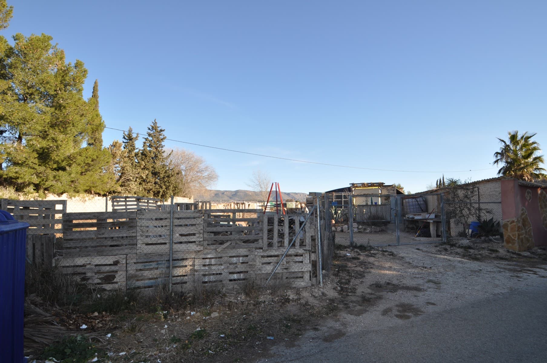 Ubicada en una pequeña aldea a solo cinco minutos de Pinoso, esta propiedad vallada de 591 m² es ideal para quienes disfrutan de la vida al aire libre, la jardinería o la cría de animales. Incluye espacios dedicados para perros, gallinas y otros animales pequeños, así como un contenedor de almacenamiento para herramientas de jardinería o suministros para el cuidado de los animales. También hay jardineras y áreas designadas para cultivar verduras, lo que facilita la creación de un pequeño jardín o huerto. Un espacio bien organizado y práctico en un entorno tranquilo, perfecto para quienes buscan un área exterior funcional. Si te ha gustado esta propiedad no dudes en contactarnos para organizar una visita, estaremos encantados de ayudarte!