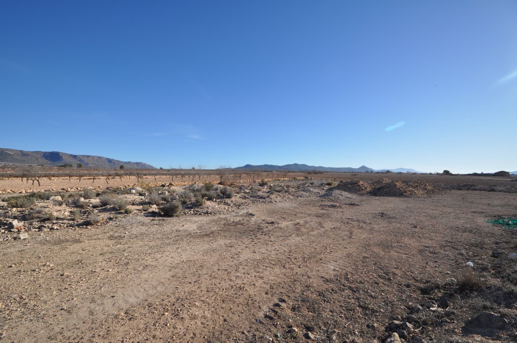 Esta propiedad de 2.530 m² es una gran oportunidad para quienes buscan un espacio versátil y bien ubicado. Colinda con una carretera pavimentada para un fácil acceso y se encuentra a solo cinco minutos de Pinoso. El lote ofrece excelentes vistas y cuenta con opciones sencillas para la instalación de agua y electricidad. Es un lugar ideal para colocar una casa móvil o tipo domo, lo que brinda flexibilidad para diferentes proyectos de vivienda o inversión. Si te ha gustado esta propiedad no dudes en contactarnos para organizar una visita, estaremos encantados de ayudarte!