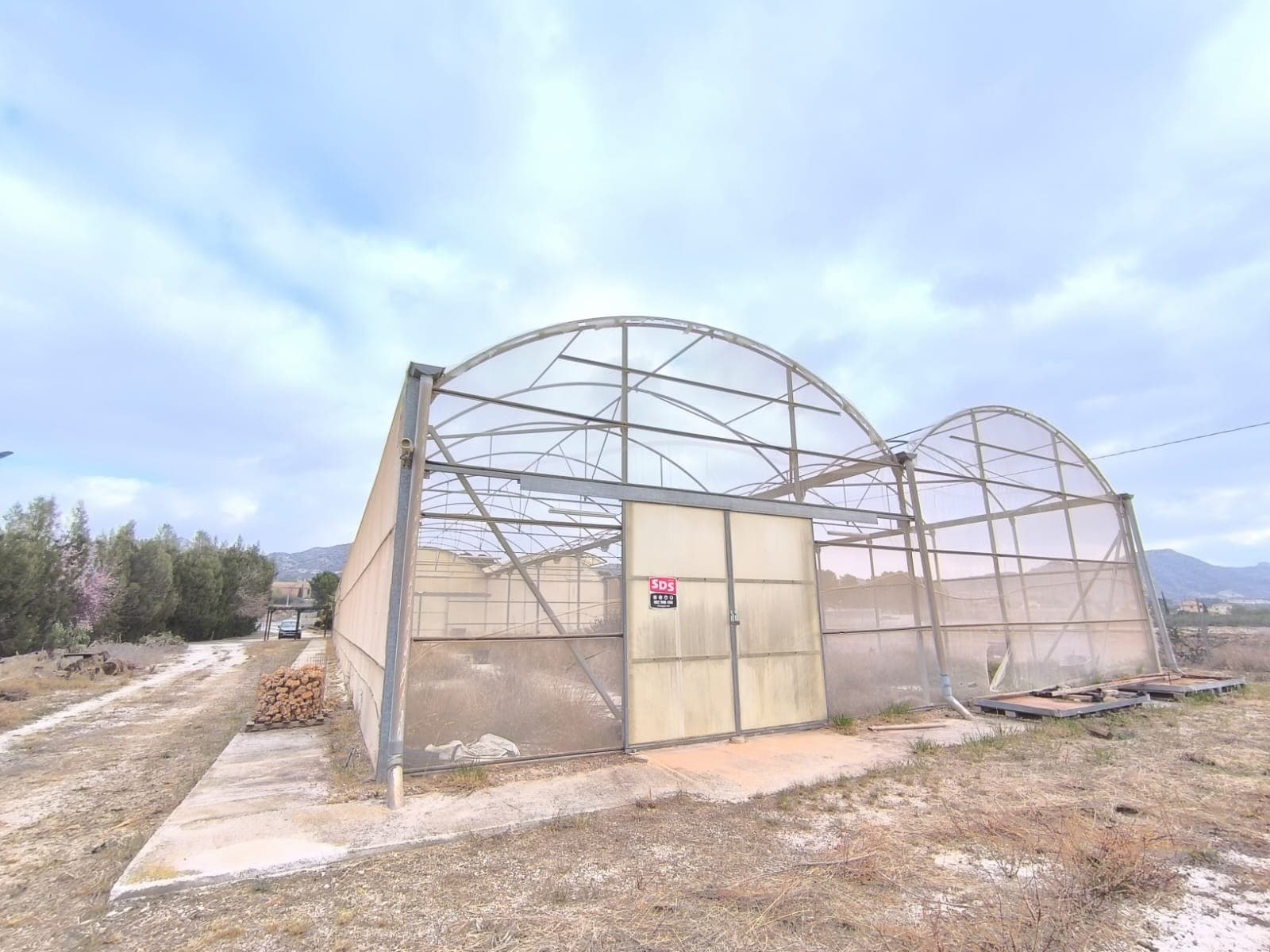 Centro de jardinería cerca de Aspe Via Stratus International España ¡Desbloquee el potencial de una próspera oportunidad de negocio en la pintoresca zona rural de Aspe! Este antiguo centro de jardinería, estratégicamente ubicado a lo largo de una carretera muy transitada, cuenta con una superficie total de parcela de 12.100 m². En ella, puede encontrar dos invernaderos de 450 m² cada uno, uno cubierto y el otro no, aptos para el cultivo de plantas o para ser transformados para otros fines, así como un edificio de oficinas de 72 m², con una oficina, un aseo, un almacén, una pequeña cocina y está listo para la construcción de un baño para satisfacer sus necesidades operativas. La propiedad está equipada con servicios básicos como agua para riego y conexión eléctrica que admite sistemas monofásicos y trifásicos. Además, un importante depósito de agua aumenta la comodidad y la viabilidad para el uso agrícola o comercial. Ya sea que esté pensando en reconvertirlo en un centro de jardinería o explorar nuevos emprendimientos, este espacio versátil ofrece enormes posibilidades de crecimiento. ¡No pierda esta oportunidad excepcional de invertir en su futuro hoy! Contamos con una amplia cartera de propiedades en las zonas de la Costa Blanca y Costa Cálida, especializándonos en propiedades en el campo, villas, fincas, parcelas edificables y opciones de diseño y construcción en las regiones de Alicante y Murcia, con especial énfasis en Elda, Monovar, Pinoso, Sax, Villena, Aspe, Fortuna, Albacete y muchas más áreas circundantes. Estamos establecidos desde 2004 y contamos con décadas de experiencia entre el equipo que ponemos a su disposición para ayudarle a encontrar y asegurar la nueva casa de sus sueños. Le ayudamos en cada paso del proceso para asegurarnos de que su compra en España sea segura y sin complicaciones. No estamos aquí para venderle una propiedad, estamos aquí para ayudarle a hacer realidad su sueño y encontrar lo que es adecuado para usted. Con nosotros está en las mejores manos. Póngase en contacto con nosotros ahora para tener una charla sin compromiso sobre cómo usted también puede hacer realidad sus sueños.