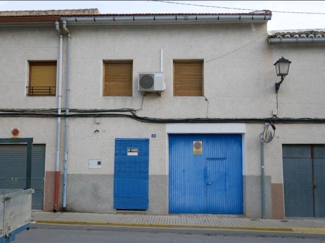 Esta propiedad ofrece una oportunidad única en el corazón de Pinoso, ideal para quienes buscan renovar una estructura existente o comenzar de cero con una nueva construcción. Con un proyecto aprobado y un permiso de construcción ya en vigor, esta casa adosada ofrece flexibilidad y potencial tanto para propietarios como para inversores. La casa actual es una propiedad de dos plantas conectada a la red de agua y electricidad. La planta baja, a la que se accede a través de una puerta de garaje, cuenta con un espacio diáfano que puede servir para múltiples propósitos y ofrece acceso a un patio/jardín trasero. A la planta superior se accede a través de una entrada independiente y una escalera junto al garaje. Incluye tres dormitorios, un baño con ducha, una cocina con despensa y una terraza con vistas a Pinoso. Para aquellos que buscan un nuevo comienzo, la venta incluye un proyecto aprobado para demoler la estructura actual y construir una casa moderna de dos pisos. La nueva construcción propuesta cubre una superficie total construida de 230,14 m², con 186,36 m² de espacio interior utilizable. La distribución planificada para la nueva casa incluye una amplia cocina, comedor y sala de estar de planta abierta en la planta baja, junto con una oficina, un baño y espacios de almacenamiento. El piso superior contará con un dormitorio principal con baño en suite y vestidor, dos dormitorios adicionales, un baño familiar y una terraza que ofrece vistas impresionantes. También hay espacio para un patio o una zona de jardín, que complementa el entorno urbano. Si te ha gustado esta propiedad no dudes en contactarnos para organizar una visita, estaremos encantados de ayudarte! Contamos con una amplia cartera de propiedades en las áreas de la Costa Blanca y Costa Cálida , especializándonos en propiedades en el campo , villas, fincas , parcelas edificables y opciones de diseño y construcción en las regiones de Alicante y Murcia con un énfasis particular en Elda, Monovar , Pinoso, Sax, Villena , Aspe, Fortuna , Albacete y muchas más áreas circundantes. Estamos establecidos desde 2004 y tenemos décadas de experiencia entre el equipo que aportamos para ayudarlo a encontrar y asegurar la nueva casa de sus sueños . Lo ayudamos en cada paso del camino para asegurarnos de que su compra en España sea segura y sin complicaciones . No estamos aquí para venderle una propiedad, estamos aquí para ayudarlo a hacer realidad su sueño y encontrar lo que es adecuado para usted . Con nosotros está en las mejores manos . Contáctenos ahora para tener una charla sin compromiso sobre cómo usted también puede hacer realidad sus sueños. El permiso de construcción para el nuevo proyecto está aprobado y listo para usarse, quedando únicamente el pago de impuestos, simplificando el proceso para el nuevo propietario. Esta propiedad ofrece flexibilidad, una ubicación central cerca de los servicios locales y un potencial de inversión significativo. Ya sea que esté buscando renovar la casa existente o desarrollar una nueva construcción moderna, esta es una oportunidad que no debe perderse.