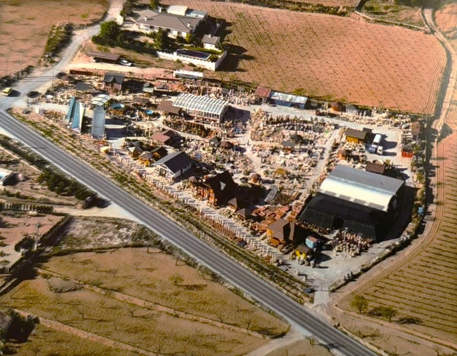 ¿Está buscando una oportunidad de inversión en una zona lucrativa del interior de Alicante? ¡No busque más! Le presentamos una propiedad comercial extraordinaria, que funciona como centro de jardinería y taller versátil utilizado para la construcción de pérgolas, casas de madera, piscinas, saunas, spas y una amplia gama de componentes de jardinería. Ubicación: Esta propiedad, situada convenientemente junto a una carretera muy transitada, goza de gran visibilidad y de fácil acceso, lo que la convierte en un lugar ideal para atraer clientes. Cuenta con todos los permisos necesarios, que de otro modo serían difíciles de obtener en esta ubicación. Instalaciones completas : La finca tiene una superficie de 11.400 m² y está totalmente vallada. Cuenta con varias construcciones de diferentes tamaños y materiales, que sirven como talleres o almacenes, una casa de madera para oficina y dos piscinas cubiertas. Toda la maquinaria y los productos están incluidos en el precio. Además, la propiedad está equipada con electricidad de red con una potencia de 16 kW. El agua se almacena en un depósito de 23000 litros. Flujo de ingresos adicionales : Una de las características destacadas de esta propiedad es la torre de telecomunicaciones, que genera un ingreso anual pasivo de € 4,100 para el propietario, mejorando su rentabilidad general. Alojamiento : La propiedad también incluye una acogedora casa de madera con tres dormitorios, una cocina y un baño, lista para ocuparse de inmediato. Este espacio puede servir como cómoda vivienda para un celador o trabajadores. Potencial de negocio versátil : si bien la propiedad está actualmente configurada para su propósito original, existen muchas posibilidades para su uso: podría transformarla en un punto de venta o taller para casas móviles o caravanas, una carpintería, alfarería o cualquier otro negocio que se adapte a su visión. ¡Contáctenos hoy para obtener más información y programar una visita! Un poco sobre la zona La Romana es una ciudad encantadora conocida por su tranquilo entorno rural y por su conveniente proximidad a ciudades más grandes y la costa. Rodeada de viñedos y almendros, ofrece un estilo de vida relajado con un fuerte sentido de comunidad. Los servicios esenciales, tiendas, restaurantes y escuelas están a poca distancia, y el aeropuerto de Alicante está a un corto trayecto en coche. Esta es una excelente oportunidad de poseer una casa a estrenar en una ubicación tranquila pero bien comunicada. Contamos con una amplia cartera de propiedades en las zonas de la Costa Blanca y Costa Cálida, especializándonos en propiedades en el campo, villas, fincas, parcelas edificables y opciones de diseño y construcción en las regiones de Alicante y Murcia, con especial énfasis en Elda, Monovar, Pinoso, Sax, Villena, Aspe, Fortuna, Albacete y muchas más áreas circundantes. Estamos establecidos desde 2004 y contamos con décadas de experiencia entre el equipo que ponemos a su disposición para ayudarle a encontrar y asegurar la nueva casa de sus sueños. Le ayudamos en cada paso del proceso para asegurarnos de que su compra en España sea segura y sin complicaciones. No estamos aquí para venderle una propiedad, estamos aquí para ayudarle a hacer realidad su sueño y encontrar lo que es adecuado para usted. Con nosotros está en las mejores manos. Póngase en contacto con nosotros ahora para tener una charla sin compromiso sobre cómo usted también puede hacer realidad sus sueños.