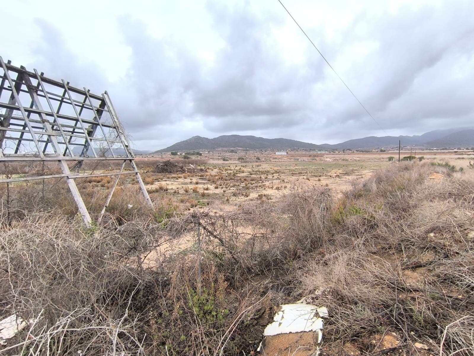 Se vende parcela de unos 11.000 m2 totalmente vallada. El terreno, actualmente vacío, se utilizó para almacenar mercancías y puede continuar con ese propósito, o puede convertirse en un huerto, un jardín o servir como inversión. La parcela es plana, está ubicada junto a una carretera muy transitada y cuenta con agua de riego. Dos puntos de acceso, cada uno con puerta. Sobre la zona La Romana es una ciudad encantadora conocida por su tranquilo entorno rural y por su conveniente proximidad a ciudades más grandes y la costa. Rodeada de viñedos y almendros, ofrece un estilo de vida relajado con un fuerte sentido de comunidad. Los servicios esenciales, tiendas, restaurantes y escuelas están a poca distancia, y el aeropuerto de Alicante está a un corto trayecto en coche. Esta es una excelente oportunidad de poseer una casa a estrenar en una ubicación tranquila pero bien comunicada. Sobre nosotros Contamos con una amplia cartera de propiedades en las zonas de la Costa Blanca y Costa Cálida, especializándonos en propiedades en el campo, villas, fincas, parcelas edificables y opciones de diseño y construcción en las regiones de Alicante y Murcia, con especial énfasis en Elda, Monovar, Pinoso, Sax, Villena, Aspe, Fortuna, Albacete y muchas más áreas circundantes. Estamos establecidos desde 2004 y contamos con décadas de experiencia entre el equipo que ponemos a su disposición para ayudarle a encontrar y asegurar la nueva casa de sus sueños. Le ayudamos en cada paso del proceso para asegurarnos de que su compra en España sea segura y sin complicaciones. No estamos aquí para venderle una propiedad, estamos aquí para ayudarle a hacer realidad su sueño y encontrar lo que es adecuado para usted. Con nosotros está en las mejores manos. Póngase en contacto con nosotros ahora para tener una charla sin compromiso sobre cómo usted también puede hacer realidad sus sueños.
