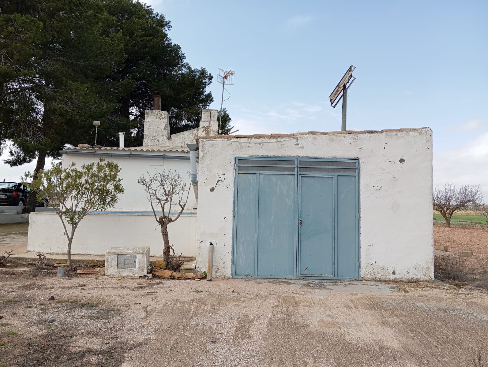 Se vende: Chalet en buen estado ubicado en la tranquila zona rural de Yecla, a 9 km del pueblo. Esta casa de una sola planta tiene 100 m² y cuenta con 3 dormitorios, un baño, un acogedor salón con chimenea, cocina y garaje. La casa está lista para entrar a vivir. Esta propiedad está aislada de la red eléctrica y equipada con paneles solares, aerogenerador y baterías, lo que garantiza una vida sostenible e independiente. Cuenta con una amplia parcela de 60.000 m² con agua de riego, lo que permite una producción agrícola extensiva o proyectos de paisajismo. Además, cuenta con un depósito que puede transformarse en piscina. Rodeada de árboles, la casa ofrece abundante sombra y un ambiente tranquilo, convirtiéndola en un refugio ideal. Esta villa está disponible a un precio excelente, lo que la convierte en una excelente oportunidad para desarrollarla en forma de nuevas construcciones o negocios turísticos o agrícolas. ¡Descubra las numerosas posibilidades! Sobre la zona: Yecla es famosa por su producción vinícola, sus monumentos históricos y su vibrante cultura local. Los paisajes naturales que la rodean ofrecen la oportunidad de practicar actividades al aire libre, mientras que el pueblo ofrece todos los servicios necesarios, como escuelas, tiendas y restaurantes. Esta propiedad combina la tranquilidad de la vida rural con fácil acceso a servicios modernos. Sobre nosotros: Contamos con una amplia cartera de propiedades en la Costa Blanca y la Costa Cálida, especializándonos en fincas, villas, fincas, terrenos edificables y opciones de diseño y construcción en las regiones de Alicante y Murcia, con especial énfasis en Elda, Monóvar, Pinoso, Sax, Villena, Aspe, Fortuna, Albacete y muchas otras zonas de los alrededores. Llevamos establecidos desde 2004 y nuestro equipo cuenta con décadas de experiencia para ayudarle a encontrar y asegurar la casa de sus sueños. Le acompañamos en cada paso del proceso para garantizar que su compra en España sea segura y sin complicaciones. No estamos aquí para venderle una propiedad, sino para ayudarle a hacer realidad su sueño y encontrar la propiedad perfecta para usted. Con nosotros, está en las mejores manos. Contáctenos ahora para hablar sin compromiso sobre cómo usted también puede hacer realidad sus sueños.