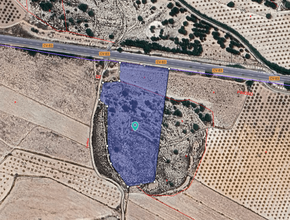 Amplia parcela de 14.595 m² en Chinorlet, situada entre Pinoso y Monovar. Ubicada junto a una vía pública para facilitar el acceso, la propiedad ofrece vistas panorámicas. Dispone de agua para riego y electricidad en las inmediaciones. La parcela ofrece una oportunidad única para quienes sueñan con una zona inspiradora para construir su propiedad. La zona montañosa crea una separación ideal de la carretera cercana. Esta barrera natural no solo crea una sensación de aislamiento, sino que también le da a la parcela una apariencia y un carácter especiales. Si te ha gustado esta parcela no dudes en contactar con nosotros para organizar una visita, estaremos encantados de ayudarte! Disponemos de una amplia cartera de propiedades en la Costa Blanca y la Costa Cálida, especializándonos en fincas rústicas, villas, fincas, terrenos edificables y opciones de diseño y construcción en las regiones de Alicante y Murcia, con especial énfasis en Elda, Monóvar, Pinoso, Sax, Villena, Aspe, Fortuna, Albacete y muchas otras zonas de los alrededores. Llevamos establecidos desde 2004 y nuestro equipo cuenta con décadas de experiencia para ayudarle a encontrar y asegurar la casa de sus sueños. Le acompañamos en cada paso del proceso para garantizar que su compra en España sea segura y sin complicaciones. No estamos aquí para venderle una propiedad, sino para ayudarle a hacer realidad su sueño y encontrar la propiedad perfecta para usted. Con nosotros, está en las mejores manos. Contáctenos ahora para hablar sin compromiso sobre cómo usted también puede hacer realidad sus sueños.
