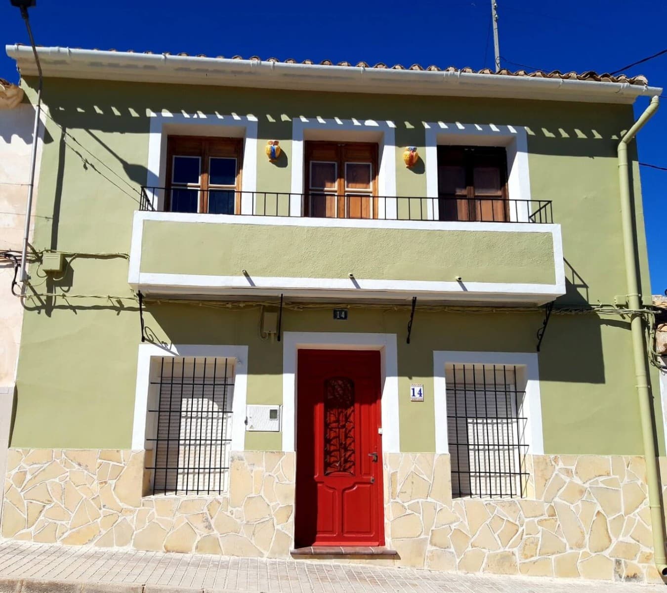 Se vende o se alquila: Preciosa casa adosada, completamente reformada en 2019, con licencia turística vigente. Con una superficie de 175 m² en dos plantas, la propiedad cuenta con 4 amplios dormitorios, 3 baños, cocina bien equipada, comedor, un acogedor patio con zona de barbacoa y dos balcones con impresionantes vistas a la montaña. La casa se entrega completamente amueblada con muebles y electrodomésticos nuevos, lo que garantiza una experiencia cómoda tanto para vivir como para alquilar. Está equipada con electricidad, agua potable, alcantarillado e internet de fibra óptica de alta velocidad. La calefacción es eléctrica y de pellets de madera, y se complementa con aire acondicionado para mayor comodidad durante todo el año. Esta versátil propiedad puede servir como residencia principal o secundaria, o continuar funcionando como un alquiler rentable para estancias cortas y largas. Existe la opción de alquiler con opción a compra, y la licencia turística es fácilmente transferible al nuevo propietario. Sobre la zona: Enclavada en el pintoresco pueblo de Raspay, la zona ofrece fácil aparcamiento, un ambiente sereno en la campiña española y amplias oportunidades para practicar senderismo y relajarse. No deje pasar la oportunidad de adquirir un trocito de paraíso a un precio muy atractivo. Sobre nosotros: Contamos con una amplia cartera de propiedades en la Costa Blanca y la Costa Cálida, especializándonos en fincas, villas, fincas, terrenos edificables y opciones de diseño y construcción en las regiones de Alicante y Murcia, con especial énfasis en Elda, Monóvar, Pinoso, Sax, Villena, Aspe, Fortuna, Albacete y muchas otras zonas de los alrededores. Llevamos establecidos desde 2004 y nuestro equipo cuenta con décadas de experiencia para ayudarle a encontrar y asegurar la casa de sus sueños. Le acompañamos en cada paso del proceso para garantizar que su compra en España sea segura y sin complicaciones. No estamos aquí para venderle una propiedad, sino para ayudarle a hacer realidad su sueño y encontrar la propiedad perfecta para usted. Con nosotros, está en las mejores manos. Contáctenos ahora para hablar sin compromiso sobre cómo usted también puede hacer realidad sus sueños.