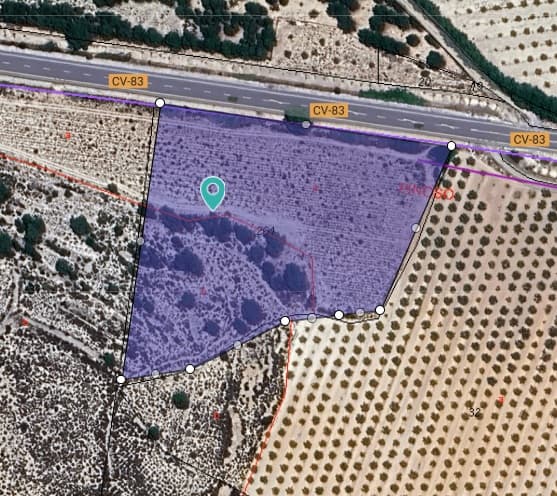 Esta parcela legal de 11.441m2 entre Pinoso y Monovar, de fácil acceso desde la carretera principal. Se puede construir hasta un 2%. También dispone de agua de riego en la parcela. Ideal para construir la casa de tus sueños en el campo. Disponemos de una amplia cartera de propiedades en la Costa Blanca y la Costa Cálida, especializándonos en fincas rústicas, villas, fincas, terrenos edificables y opciones de diseño y construcción en las regiones de Alicante y Murcia, con especial énfasis en Elda, Monóvar, Pinoso, Sax, Villena, Aspe, Fortuna, Albacete y muchas otras zonas de los alrededores. Llevamos establecidos desde 2004 y nuestro equipo cuenta con décadas de experiencia para ayudarle a encontrar y asegurar la casa de sus sueños. Le acompañamos en cada paso del proceso para garantizar que su compra en España sea segura y sin complicaciones. No estamos aquí para venderle una propiedad, sino para ayudarle a hacer realidad su sueño y encontrar la propiedad perfecta para usted. Con nosotros, está en las mejores manos. Contáctenos ahora para hablar sin compromiso sobre cómo usted también puede hacer realidad sus sueños.