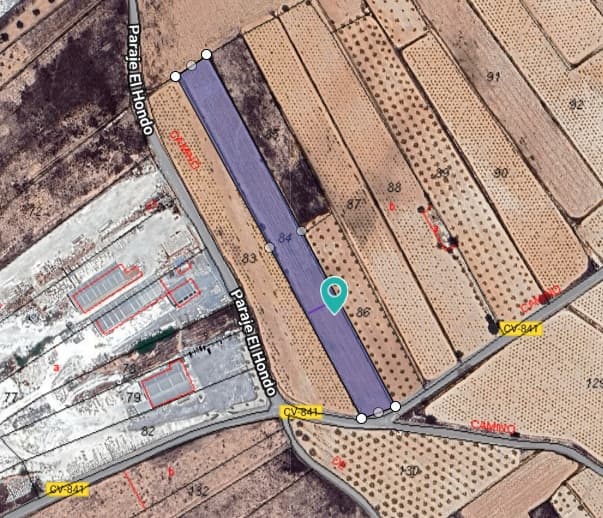 Un hermoso pedazo de terreno, perfecto para la agricultura o para ubicar una caravana. La parcela ofrece muchas oportunidades para la jardinería como hobby o para pasar un fin de semana disfrutando de la naturaleza. A poca distancia a pie del encantador pueblo de Alguena. Disponemos de una amplia cartera de propiedades en la Costa Blanca y la Costa Cálida, especializándonos en fincas rústicas, villas, fincas, terrenos edificables y opciones de diseño y construcción en las regiones de Alicante y Murcia, con especial énfasis en Elda, Monóvar, Pinoso, Sax, Villena, Aspe, Fortuna, Albacete y muchas otras zonas de los alrededores. Llevamos establecidos desde 2004 y nuestro equipo cuenta con décadas de experiencia para ayudarle a encontrar y asegurar la casa de sus sueños. Le acompañamos en cada paso del proceso para garantizar que su compra en España sea segura y sin complicaciones. No estamos aquí para venderle una propiedad, sino para ayudarle a hacer realidad su sueño y encontrar la propiedad perfecta para usted. Con nosotros, está en las mejores manos. Contáctenos ahora para hablar sin compromiso sobre cómo usted también puede hacer realidad sus sueños.