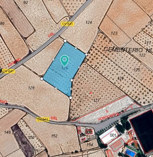 Un hermoso pedazo de terreno, perfecto para la agricultura o para ubicar una caravana. La parcela ofrece muchas oportunidades para la jardinería como hobby o para pasar un fin de semana disfrutando de la naturaleza. A poca distancia a pie de la encantadora ciudad de Alguena. Disponemos de una amplia cartera de propiedades en la Costa Blanca y la Costa Cálida, especializándonos en fincas rústicas, villas, fincas, terrenos edificables y opciones de diseño y construcción en las regiones de Alicante y Murcia, con especial énfasis en Elda, Monóvar, Pinoso, Sax, Villena, Aspe, Fortuna, Albacete y muchas otras zonas de los alrededores. Llevamos establecidos desde 2004 y nuestro equipo cuenta con décadas de experiencia para ayudarle a encontrar y asegurar la casa de sus sueños. Le acompañamos en cada paso del proceso para garantizar que su compra en España sea segura y sin complicaciones. No estamos aquí para venderle una propiedad, sino para ayudarle a hacer realidad su sueño y encontrar la propiedad perfecta para usted. Con nosotros, está en las mejores manos. Contáctenos ahora para hablar sin compromiso sobre cómo usted también puede hacer realidad sus sueños.