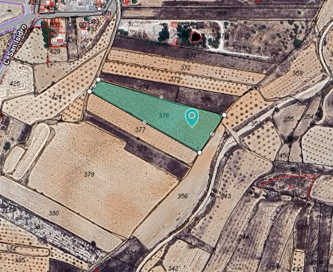 Un hermoso pedazo de tierra, a poca distancia de Alguena. La parcela tiene algo menos de 10.000m2, por lo que no es edificable. Pero si estás interesado en comprar y construir podemos buscar parcelas cercanas para unir. Y haga realidad su sueño de construir la casa de sus sueños en el campo español. El agua y la electricidad están cerca, por lo que es fácil conectarse. Disponemos de una amplia cartera de propiedades en la Costa Blanca y la Costa Cálida, especializándonos en fincas rústicas, villas, fincas, terrenos edificables y opciones de diseño y construcción en las regiones de Alicante y Murcia, con especial énfasis en Elda, Monóvar, Pinoso, Sax, Villena, Aspe, Fortuna, Albacete y muchas otras zonas de los alrededores. Llevamos establecidos desde 2004 y nuestro equipo cuenta con décadas de experiencia para ayudarle a encontrar y asegurar la casa de sus sueños. Le acompañamos en cada paso del proceso para garantizar que su compra en España sea segura y sin complicaciones. No estamos aquí para venderle una propiedad, sino para ayudarle a hacer realidad su sueño y encontrar la propiedad perfecta para usted. Con nosotros, está en las mejores manos. Contáctenos ahora para hablar sin compromiso sobre cómo usted también puede hacer realidad sus sueños.