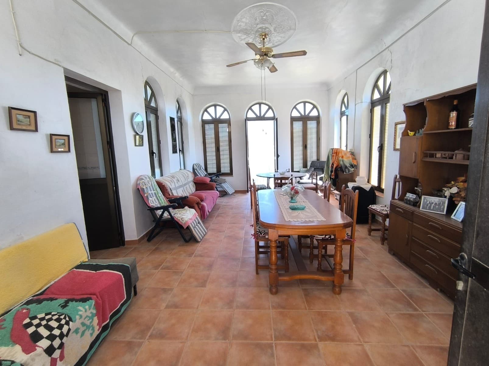 Si ha estado anhelando un escape tranquilo donde la naturaleza, el encanto y la comodidad se combinan en perfecta armonía, no busque más. Esta exclusiva casa de campo tradicional ofrece todo lo que pueda desear: espacio, carácter, privacidad y esas vistas impresionantes que le dejarán sin aliento... todo a tan solo 5 minutos a pie del centro de la ciudad. Situada en un pequeño camino rural pavimentado y rodeada de vegetación, esta propiedad adosada ofrece total paz y privacidad , sin vecinos viviendo al lado, pero sin la sensación de estar aislado. Construida en el estilo atemporal de las casas rurales españolas, con gruesos muros de piedra que regulan naturalmente la temperatura, esta casa está llena de calidez, alma y autenticidad. La propiedad cuenta con dos entradas independientes . Una le lleva al corazón de la casa: una luminosa sala de estar de planta abierta, inundada de luz natural gracias a sus amplios ventanales que dan a un balcón con vistas panorámicas al campo , ideal para disfrutar de un café por la mañana o de la puesta de sol al atardecer en total serenidad. Desde la sala de estar, acceda a una cocina totalmente funcional que conecta directamente con el exuberante jardín , ofreciendo la combinación perfecta de vida interior y exterior. En esta planta, también encontrará un baño completo y una segunda entrada que conduce a un amplio y acogedor recibidor principal : el tipo de entrada que inmediatamente dice "este es mi hogar". Desde aquí, descubra un segundo y acogedor salón , un dormitorio y dos pequeñas habitaciones adicionales ideales para almacenar alimentos, una bodega o un espacio de trabajo creativo . Sube las escaleras para encontrar un dormitorio amplio y luminoso , además de un amplio pasillo con amplios ventanales que inundan el espacio de luz natural durante todo el día. Esto conduce a un segundo pasillo con varias habitaciones más , ofreciendo un sinfín de posibilidades para dormitorios de invitados, una oficina en casa o incluso un espacio de bienestar personal. La propiedad también cuenta con un gran terreno con espacio más que suficiente para construir una hermosa piscina con zona de barbacoa , perfecta para entretener a los invitados, disfrutar de las soleadas tardes mediterráneas o simplemente relajarse en su propio oasis privado. Imagínese despertarse con el canto de los pájaros, tomar un café mientras contempla las ondulantes colinas y luego caminar hasta la ciudad para comprar pan fresco o un café con leche, todo ello sin necesidad de un automóvil. Esta propiedad es una joya rara : A sólo 500 metros de Monóvar Rodeado de naturaleza y paz. Impresionantes vistas desde todos los ángulos. Lleno de encanto tradicional y luz natural. Lista para mudarse, pero llena de potencial para hacerla suya. Además de la propiedad existente, también existe la opción de adquirir un generoso terreno de 14.000 m² . Esta amplia zona ofrece amplio espacio para construir una nueva vivienda , brindando infinitas posibilidades para ampliar su espacio habitable o crear una propiedad a su medida. ¡No pierdas la oportunidad de combinar esta encantadora casa de campo con una importante parcela de terreno! Oportunidades como esta no se presentan a menudo. Ya sea que busque una vivienda permanente, una escapada de fin de semana o una inversión para alquilar con un encanto rústico, esta casa tiene el carácter, la ubicación y el alma para convertirse en algo verdaderamente especial. Disponemos de una amplia cartera de propiedades en la Costa Blanca y la Costa Cálida, especializándonos en fincas rústicas, villas, fincas, terrenos edificables y opciones de diseño y construcción en las regiones de Alicante y Murcia, con especial énfasis en Elda, Monóvar, Pinoso, Sax, Villena, Aspe, Fortuna, Albacete y muchas otras zonas de los alrededores. Llevamos establecidos desde 2004 y nuestro equipo cuenta con décadas de experiencia para ayudarle a encontrar y asegurar la casa de sus sueños. Le acompañamos en cada paso del proceso para garantizar que su compra en España sea segura y sin complicaciones. No estamos aquí para venderle una propiedad, sino para ayudarle a hacer realidad su sueño y encontrar la propiedad perfecta para usted. Con nosotros, está en las mejores manos. Contáctenos ahora para hablar sin compromiso sobre cómo usted también puede hacer realidad sus sueños.