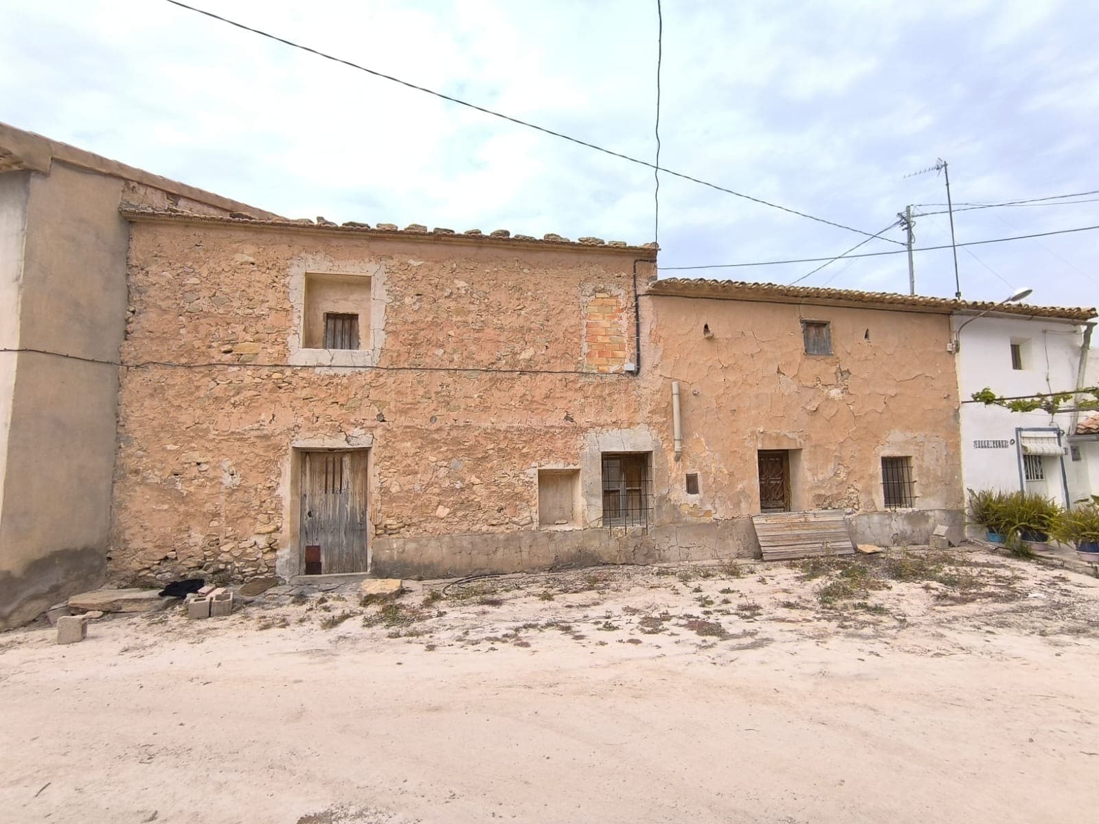 Descubra la oportunidad de adquirir una casa cueva de varios siglos de antigüedad . Ubicada en una tranquila aldea, a solo 20 minutos en coche de Pinoso y a 25 minutos de Jumilla, ofrece un entorno tranquilo con impresionantes vistas y amplias oportunidades para practicar senderismo. La propiedad cuenta con una construcción exterior de dos plantas. La planta superior consta de dos amplias habitaciones, mientras que la planta baja se integra a la perfección en una antigua cueva con numerosas estancias con joyas ocultas, como una antigua chimenea. La cueva mantiene un clima constante, garantizando un confort sin altos niveles de humedad. Si bien la construcción exterior es sólida, la fachada y el interior requieren una renovación para aprovechar al máximo su potencial. Además, la propiedad incluye un pequeño garaje exterior y un terreno que sirve de jardín. La casa carece de fontanería, pero tiene conexión a la red de agua. Esta propiedad no es para todos; sin embargo, tiene el potencial de transformarse en una casa verdaderamente única o en un encantador bed and breakfast. Si busca una experiencia de vida única o una oportunidad de inversión, esta antigua casa cueva podría ser la opción perfecta. Sobre la zona: Jumilla es un encantador pueblo famoso por sus pintorescos viñedos y su vibrante cultura local. Conocido principalmente por sus vinos galardonados, este pintoresco pueblo ofrece una combinación perfecta de tradición española y modernidad. Con sus monumentos históricos, sus animadas plazas y su hermoso paisaje rural, Jumilla ofrece un entorno ideal para quienes buscan un estilo de vida tranquilo y dinámico en la provincia de Murcia, a 80 minutos de la Costa Blanca. Sobre nosotros: Contamos con una amplia cartera de propiedades en la Costa Blanca y la Costa Cálida, especializándonos en fincas, villas, fincas, terrenos edificables y opciones de diseño y construcción en las regiones de Alicante y Murcia, con especial énfasis en Elda, Monóvar, Pinoso, Sax, Villena, Aspe, Fortuna, Albacete y muchas otras zonas de los alrededores. Llevamos establecidos desde 2004 y nuestro equipo cuenta con décadas de experiencia para ayudarle a encontrar y asegurar la casa de sus sueños. Le acompañamos en cada paso del proceso para garantizar que su compra en España sea segura y sin complicaciones. No estamos aquí para venderle una propiedad, sino para ayudarle a hacer realidad su sueño y encontrar la propiedad perfecta para usted. Con nosotros, está en las mejores manos. Contáctenos ahora para hablar sin compromiso sobre cómo usted también puede hacer realidad sus sueños.