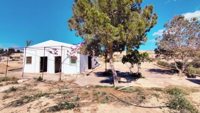 Descubra una fantástica oportunidad para crear su casa de campo ideal a las afueras de Abanilla. Esta propiedad de 82 m² es un lienzo en blanco, con dos dormitorios y dos habitaciones adicionales listas para transformarse en cocina y baño, lo que permite una personalización total. En el exterior, la propiedad incluye un aseo básico y se asienta sobre una amplia parcela de 14.000 m², ofreciendo un amplio espacio para jardines, huertos o zonas de estar al aire libre. Con cómodo acceso a través de dos carreteras asfaltadas, la propiedad está equipada con electricidad, agua corriente y agua de riego, lo que garantiza que los servicios básicos ya estén instalados. Sobre el área: Ubicada a solo 2 km del encantador pueblo de Abanilla, esta propiedad combina la tranquilidad de la vida rural con la comodidad de los servicios cercanos. Abanilla ofrece una comunidad acogedora con una variedad de tiendas, restaurantes y lugares de interés cultural. Conocida por su belleza natural, la zona cuenta con una gran variedad de senderos pintorescos, huertos de almendros y olivares, lo que la hace ideal para quienes disfrutan de la naturaleza. Gracias al clima templado de la región, esta propiedad ofrece la posibilidad de disfrutar de la tranquilidad del entorno durante todo el año y crear un tranquilo refugio rural. Además, existe la opción de adquirir una parcela adyacente por tan solo 19.000 €. Esta parcela adicional se puede segregar y construir en cada una de ellas. Disponemos de una amplia cartera de propiedades en la Costa Blanca y la Costa Cálida, especializándonos en fincas rústicas, villas, fincas, terrenos edificables y opciones de diseño y construcción en las regiones de Alicante y Murcia, con especial énfasis en Elda, Monóvar, Pinoso, Sax, Villena, Aspe, Fortuna, Albacete y muchas otras zonas de los alrededores. Llevamos establecidos desde 2004 y nuestro equipo cuenta con décadas de experiencia para ayudarle a encontrar y asegurar la casa de sus sueños. Le acompañamos en cada paso del proceso para garantizar que su compra en España sea segura y sin complicaciones. No estamos aquí para venderle una propiedad, sino para ayudarle a hacer realidad su sueño y encontrar la propiedad perfecta para usted. Con nosotros, está en las mejores manos. Contáctenos ahora para hablar sin compromiso sobre cómo usted también puede hacer realidad sus sueños.
