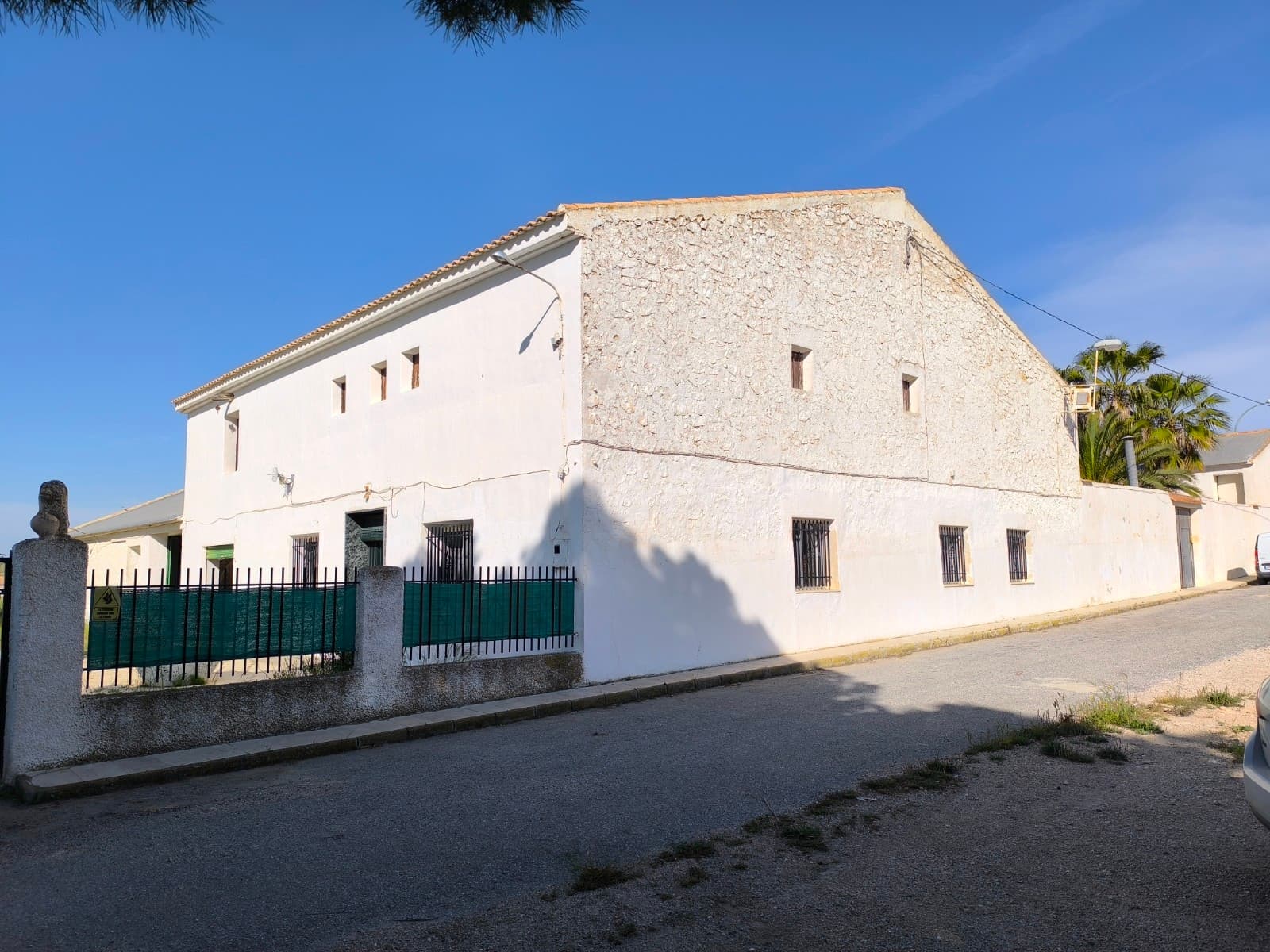 Esta maravillosa villa en Torre del Rico tiene aproximadamente 1000 metros construidos. La casa principal tiene 700 m² distribuidos en 2 plantas. La casa cuenta con 5 dormitorios, 2 baños, salón, cocina, lavadero y despensa. La casa está muy bien equipada, ya que se entrega con muebles y electrodomésticos. También cuenta con calefacción central, 2 chimeneas, preinstalación de TV vía satélite... En el exterior, la casa cuenta con una parcela de 600 m², totalmente vallada y con portón eléctrico. Esta parcela cuenta con vegetación y es ideal para un jardín perfecto. Tiene una superficie de 200 m², ideal para taller, casa de invitados... También dispone de una cocina exterior y un altillo de 70 m². Uno de los lugares que hace de esta propiedad algo tan especial es su patio interior de aproximadamente 400 m². Este patio es precioso y está muy bien cuidado, cuenta con piscina y es perfecto para disfrutar de la tranquilidad y privacidad que ofrece. Además, cuenta con un pequeño porche cubierto con una pequeña cocina y sala de estar, ideal para relajarse. La casa incluye plaza de parking/garaje. La ubicación de esta propiedad es ideal, ya que por un lado está a la entrada de la ciudad, por lo que podrás encontrar todo lo necesario cerca; supermercado, bares, restaurantes… Pero además, al ser una casa independiente ofrece privacidad y tranquilidad. Si te gusta esta propiedad no dudes en contactarnos para concertar una visita. Somos especialistas en la Costa Blanca y la Costa Cálida, con especialización en el interior de Alicante y Murcia, con especial énfasis en Elda, Pinoso, Aspe, Elche y alrededores. Somos una empresa consolidada, reconocida y de confianza, con una sólida reputación entre compradores y vendedores desde que iniciamos nuestra actividad en 2004. Ofrecemos un servicio completo sin cargos ocultos ni sorpresas, desde la búsqueda de la propiedad hasta la finalización de la misma, y un servicio postventa inigualable que incluye administración de propiedades, servicios de construcción y asesoramiento general para convertir su nueva casa en un hogar. Con una cartera de más de 1400 propiedades en venta, estamos seguros de poder ayudarle. Simplemente indíquenos su propiedad, presupuesto y ubicación preferidos, y nosotros nos encargamos del resto.