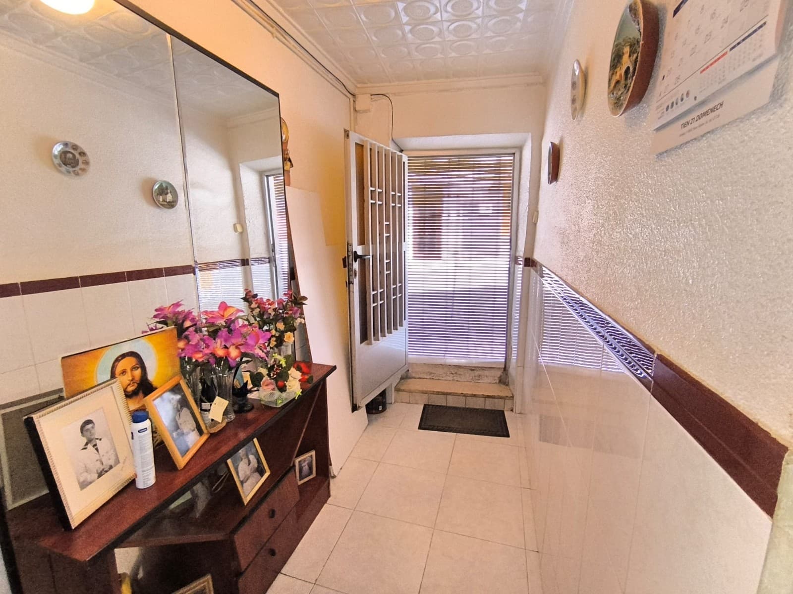 ¡Bienvenido a tu nuevo hogar en el corazón de la ciudad! Les presentamos esta encantadora casa de pueblo , ubicada en una calle tranquila y céntrica, a pocos pasos de todos los servicios esenciales como supermercados, restaurantes, tiendas locales y más. Una ubicación privilegiada donde podrán disfrutar del cálido ambiente de la vida rural sin renunciar a las comodidades del día a día. Esta espaciosa casa se distribuye en dos plantas y cuenta con 5 dormitorios , lo que la hace ideal para familias numerosas, trabajo remoto o cualquier persona que necesite espacio adicional para invitados o pasatiempos. Al entrar, un amplio pasillo da la bienvenida a un acogedor salón , repleto de luz natural gracias a un gran ventanal que da a la calle. En la planta baja, también encontrará un dormitorio , ideal como habitación de invitados, despacho o sala de juegos. La casa cuenta con una funcional cocina-comedor y una cocina adicional con chimenea , ideal para los días de invierno o para disfrutar de la cocina tradicional. También hay un baño completo y un trastero en esta planta. En la planta superior, encontrará tres dormitorios más luminosos , además de espacio de almacenamiento adicional para mantener su hogar organizado. Desde aquí, puede acceder a una terraza soleada y tranquila , un lugar perfecto para tomar el sol, relajarse con un libro o disfrutar de una cena al aire libre. Esta propiedad ofrece un gran potencial para personalizarla y convertirla en la casa de sus sueños. Gracias a su distribución y ubicación inmejorable, es una oportunidad fantástica , ya sea que busque residencia permanente o inversión. ¿Buscas espacio, ubicación y encanto tradicional? ¡Esta casa de pueblo lo tiene todo! Si te ha gustado esta propiedad no dudes en contactarnos para organizar una visita, estaremos encantados de ayudarte! Disponemos de una amplia cartera de propiedades en la Costa Blanca y la Costa Cálida, especializándonos en fincas rústicas, villas, fincas, terrenos edificables y opciones de diseño y construcción en las regiones de Alicante y Murcia, con especial énfasis en Elda, Monóvar, Pinoso, Sax, Villena, Aspe, Fortuna, Albacete y muchas otras zonas de los alrededores. Llevamos establecidos desde 2004 y nuestro equipo cuenta con décadas de experiencia para ayudarle a encontrar y asegurar la casa de sus sueños. Le acompañamos en cada paso del proceso para garantizar que su compra en España sea segura y sin complicaciones. No estamos aquí para venderle una propiedad, sino para ayudarle a hacer realidad su sueño y encontrar la propiedad perfecta para usted. Con nosotros, está en las mejores manos. Contáctenos ahora para hablar sin compromiso sobre cómo usted también puede hacer realidad sus sueños.