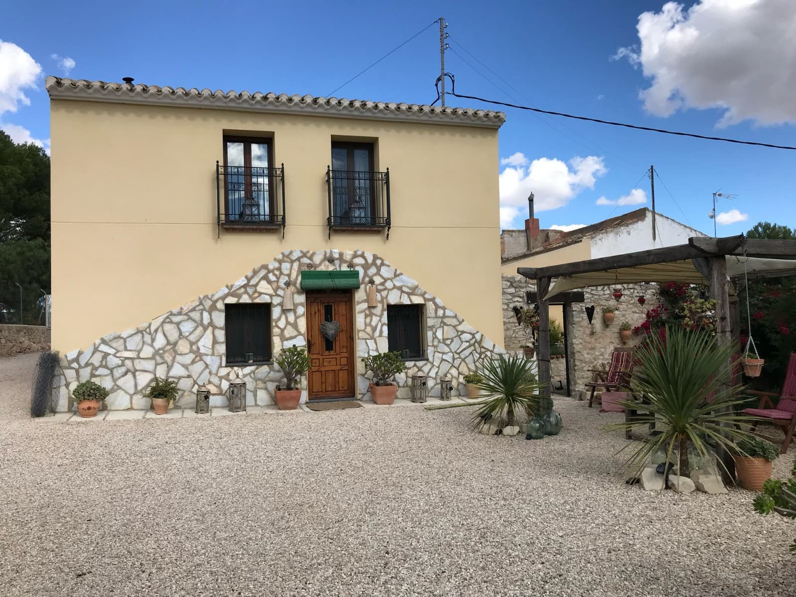 Preciosa y espaciosa casa de lujo, renovada, con 5 dormitorios y 2 baños, ubicada en una encantadora aldea a las afueras de La Romaneta. Aunque se trata de una casa adosada, podrá disfrutar de la privacidad en el jardín y la piscina con orientación sur, haciendo una barbacoa en el patio exterior y con vistas a los campos y las colinas. El entorno es impresionante: naturaleza, paz y espacio. Los amables vecinos contribuyen a una atmósfera acogedora, un lugar único para relajarse. Esta encantadora casa ha sido restaurada con esmero utilizando solo los mejores materiales, tiene un techo nuevo, pero conserva intacto su carácter local. La casa también cuenta con garaje y granero. Podría convertirse en una casa de invitados o puede dejarla como está y usarla como almacén o para celebrar una fiesta, resguardada de la lluvia. Disponemos de una amplia cartera de propiedades en la Costa Blanca y la Costa Cálida, especializándonos en fincas rústicas, villas, fincas, terrenos edificables y opciones de diseño y construcción en las regiones de Alicante y Murcia, con especial énfasis en Elda, Monóvar, Pinoso, Sax, Villena, Aspe, Fortuna, Albacete y muchas otras zonas de los alrededores. Llevamos establecidos desde 2004 y nuestro equipo cuenta con décadas de experiencia para ayudarle a encontrar y asegurar la casa de sus sueños. Le acompañamos en cada paso del proceso para garantizar que su compra en España sea segura y sin complicaciones. No estamos aquí para venderle una propiedad, sino para ayudarle a hacer realidad su sueño y encontrar la propiedad perfecta para usted. Con nosotros, está en las mejores manos. Contáctenos ahora para hablar sin compromiso sobre cómo usted también puede hacer realidad sus sueños.