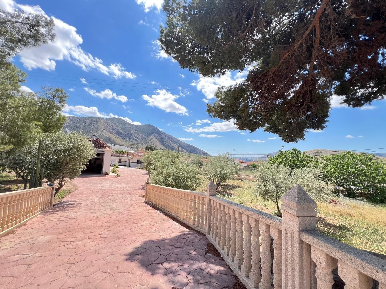 Descubra esta encantadora casa de una sola planta ubicada en una amplia parcela completamente vallada en una tranquila zona de Algueña. Con una entrada segura y amplio espacio exterior, esta propiedad ofrece el equilibrio perfecto entre privacidad, comodidad y encanto rústico. La casa cuenta con un generoso porche delantero, ideal para relajarse al aire libre, dos acogedoras salas de estar cada una con su propia chimenea (una con paneles de madera para una sensación cálida, como de cabaña), una cocina independiente totalmente equipada, dos dormitorios luminosos y cómodos, y un baño completo bien mantenido. Un punto destacado de esta propiedad es su sauna privada, que ofrece una experiencia de bienestar en casa. La parcela también incluye varias dependencias, incluyendo un refugio para animales, ideal para aves de corral, ganado menor o mascotas. También hay zonas exteriores pavimentadas ideales para aparcamiento, jardinería o entretenimiento. Esta propiedad es perfecta como residencia principal, escapada de fin de semana o inversión con gran potencial. Todo en una ubicación tranquila y bien comunicada dentro del pueblo, que ofrece privacidad y fácil acceso a los servicios cercanos. No pierda la oportunidad de visitarla y disfrute de su encanto. Reserve su visita hoy y enamórese del estilo de vida que esta propiedad tiene para ofrecer.