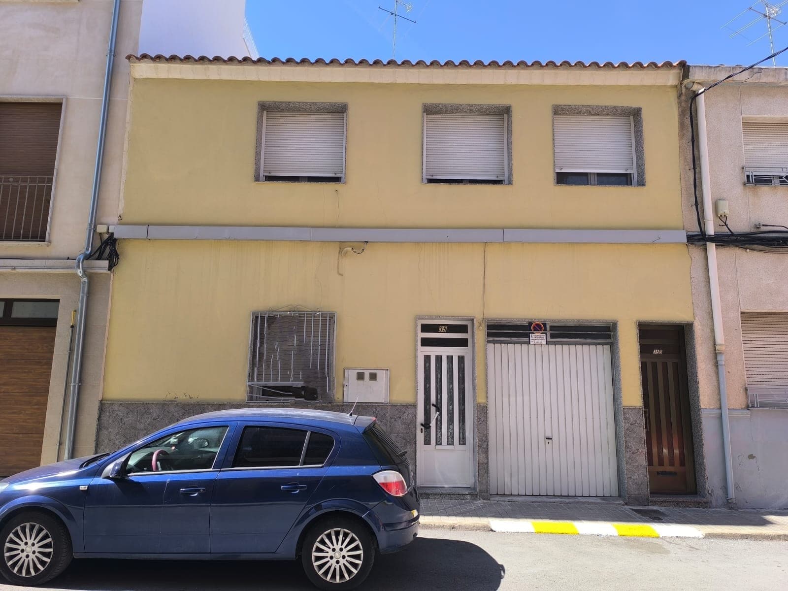 Exquisita casa adosada lista para entrar a vivir, ubicada en el centro de Yecla, ya está disponible para la venta. La propiedad cuenta con un total de 6 dormitorios, tres de ellos modernos y amueblados, además de tres habitaciones adicionales destinadas a otros fines. El interior cuenta con un amplio recibidor, un elegante salón y un baño recién reformado. La casa incluye dos cocinas: una moderna y equipada con electrodomésticos de última generación, y otra tradicional con una encantadora chimenea, ideal para reuniones. Las comodidades adicionales incluyen una espaciosa bodega en el sótano, un garaje y varios trasteros, lo que proporciona un amplio espacio para todas sus necesidades. La propiedad se complementa con dos patios, una terraza cubierta, una azotea con vistas al centro, un ático con potencial para futuras reformas e incluso un gallinero. Con una pequeña remodelación, esta casa puede alojar a dos familias. La casa adosada cuenta con conexión a la red eléctrica, agua, alcantarillado y fibra óptica. Ubicada en una calle tranquila, a poca distancia a pie de una variedad de tiendas, servicios, bares, colegios, polideportivos, centros médicos y veterinarios, es una opción ideal tanto para familias como para personas solas. No pierda la oportunidad de poseer esta extraordinaria casa adosada en Yecla, donde la comodidad se une a la conveniencia. Sobre la zona: Yecla es famosa por su producción vinícola, sus monumentos históricos y su vibrante cultura local. Los paisajes naturales que la rodean ofrecen la oportunidad de practicar actividades al aire libre, mientras que el pueblo ofrece todos los servicios necesarios, como escuelas, tiendas y restaurantes. Esta propiedad combina la tranquilidad de la vida rural con fácil acceso a servicios modernos. Sobre nosotros: Contamos con una amplia cartera de propiedades en la Costa Blanca y la Costa Cálida, especializándonos en fincas, villas, fincas, terrenos edificables y opciones de diseño y construcción en las regiones de Alicante y Murcia, con especial énfasis en Elda, Monóvar, Pinoso, Sax, Villena, Aspe, Fortuna, Albacete y muchas otras zonas de los alrededores. Llevamos establecidos desde 2004 y nuestro equipo cuenta con décadas de experiencia para ayudarle a encontrar y asegurar la casa de sus sueños. Le acompañamos en cada paso del proceso para garantizar que su compra en España sea segura y sin complicaciones. No estamos aquí para venderle una propiedad, sino para ayudarle a hacer realidad su sueño y encontrar la propiedad perfecta para usted. Con nosotros, está en las mejores manos. Contáctenos ahora para hablar sin compromiso sobre cómo usted también puede hacer realidad sus sueños. ✕ ¿Estás disfrutando del generador de texto de IA? Prueba ChatLabs por solo $9,99/mes para escribir y editar documentos sin límites con los mejores modelos de IA.