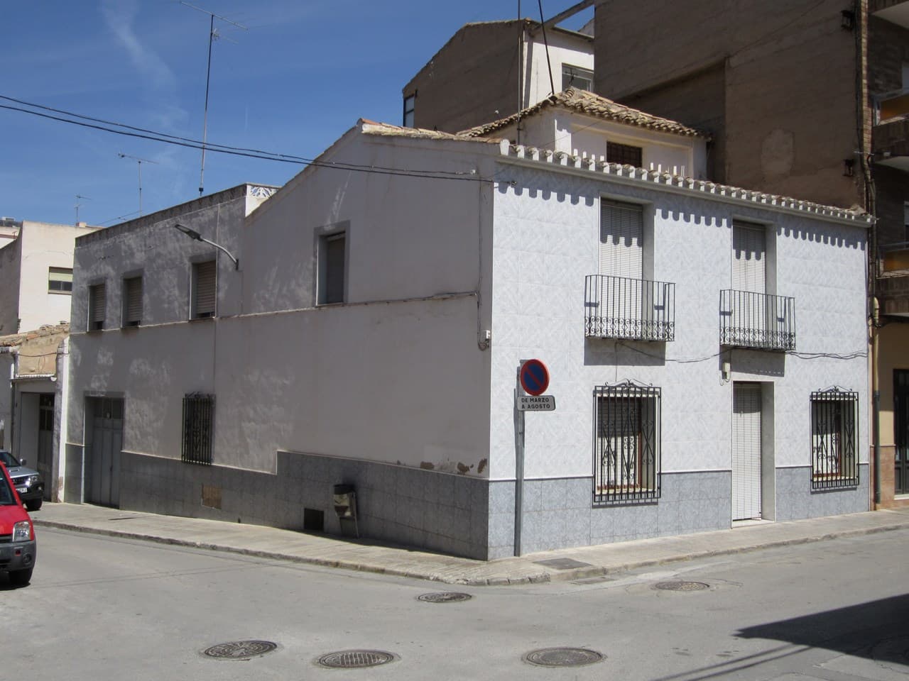 Exquisita casa adosada para reformar , situada en el centro de Yecla, ya está disponible para la venta. La propiedad tiene una superficie construida de 318 m² en dos plantas. Cuenta con 4 dormitorios, un baño, cocina, salón con chimenea y una elegante escalera. Además, cuenta con un amplio garaje, una amplia bodega y una pequeña torre con vistas al pueblo. La casa es espaciosa y luminosa, pero necesita una reforma importante. El tejado, los suelos y los techos están parcialmente derrumbados, lo que ha provocado filtraciones de agua. El interior está por terminar, amueblar y equipar. Con una inversión considerable, esta propiedad puede convertirse en una vivienda de lujo. La casa adosada cuenta con conexión a la red eléctrica, agua, alcantarillado y fibra óptica. Ubicada en una calle tranquila, a poca distancia a pie de una variedad de tiendas, servicios, bares, colegios, polideportivos, centros médicos y veterinarios, es la opción ideal tanto para familias como para personas solas. No pierda la oportunidad de adquirir esta excepcional casa adosada en Yecla, donde la comodidad se une a la practicidad. Sobre la zona: Yecla es famosa por su producción vinícola, sus monumentos históricos y su vibrante cultura local. Los paisajes naturales que la rodean ofrecen la oportunidad de practicar actividades al aire libre, mientras que el pueblo ofrece todos los servicios necesarios, como escuelas, tiendas y restaurantes. Esta propiedad combina la tranquilidad de la vida rural con fácil acceso a servicios modernos. Sobre nosotros: Contamos con una amplia cartera de propiedades en la Costa Blanca y la Costa Cálida, especializándonos en fincas, villas, fincas, terrenos edificables y opciones de diseño y construcción en las regiones de Alicante y Murcia, con especial énfasis en Elda, Monóvar, Pinoso, Sax, Villena, Aspe, Fortuna, Albacete y muchas otras zonas de los alrededores. Llevamos establecidos desde 2004 y nuestro equipo cuenta con décadas de experiencia para ayudarle a encontrar y asegurar la casa de sus sueños. Le acompañamos en cada paso del proceso para garantizar que su compra en España sea segura y sin complicaciones. No estamos aquí para venderle una propiedad, sino para ayudarle a hacer realidad su sueño y encontrar la propiedad perfecta para usted. Con nosotros, está en las mejores manos. Contáctenos ahora para hablar sin compromiso sobre cómo usted también puede hacer realidad sus sueños.