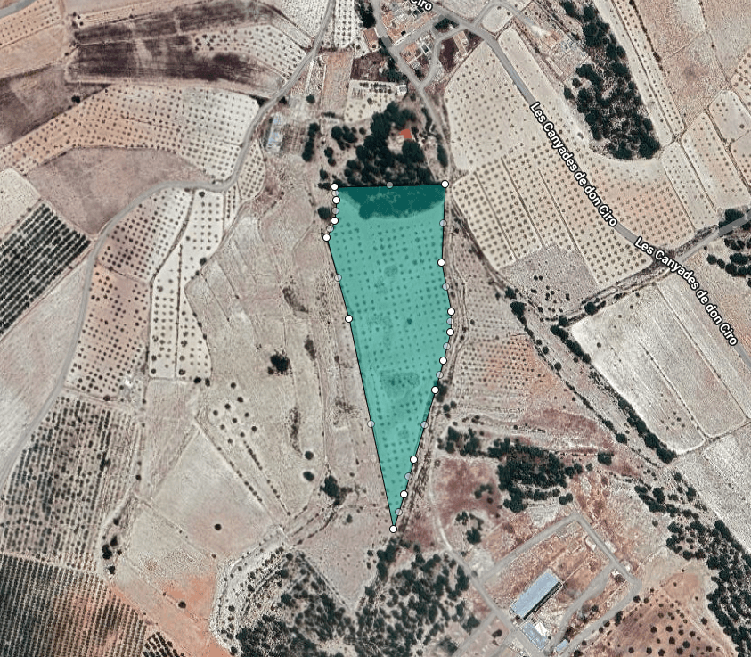 Este terreno de 28.387 m² ofrece una fantástica oportunidad para crear una casa a medida en un tranquilo entorno rural cerca de Monóvar. En esta zona se puede construir hasta un 2% en dos plantas. Esto proporciona espacio más que suficiente para una espaciosa villa, jardín y piscina, manteniendo la privacidad y un entorno abierto. Ubicada a poca distancia en coche del pueblo de Monóvar, esta zona es conocida por sus paisajes naturales, viñedos y la acogedora comunidad local. Monóvar ofrece todos los servicios esenciales, como supermercados, atención médica, colegios y restaurantes, a la vez que conserva un ambiente tranquilo y tradicional. La parcela también goza de buenas conexiones por carretera con los pueblos cercanos y se encuentra a una distancia razonable de la costa y del aeropuerto de Alicante. Esta es una gran oportunidad para quienes buscan construir en una zona pintoresca y accesible de la provincia de Alicante. Disponemos de una amplia cartera de propiedades en la Costa Blanca y la Costa Cálida, especializándonos en fincas rústicas, villas, fincas, terrenos edificables y opciones de diseño y construcción en las regiones de Alicante y Murcia, con especial énfasis en Elda, Monóvar, Pinoso, Sax, Villena, Aspe, Fortuna, Albacete y muchas otras zonas de los alrededores. Llevamos establecidos desde 2004 y nuestro equipo cuenta con décadas de experiencia para ayudarle a encontrar y asegurar la casa de sus sueños. Le acompañamos en cada paso del proceso para garantizar que su compra en España sea segura y sin complicaciones. No estamos aquí para venderle una propiedad, sino para ayudarle a hacer realidad su sueño y encontrar la propiedad perfecta para usted. Con nosotros, está en las mejores manos. Contáctenos ahora para hablar sin compromiso sobre cómo usted también puede hacer realidad sus sueños.