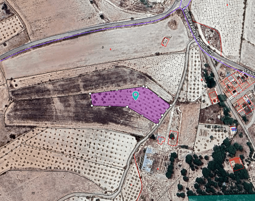 Esta parcela de 3.753 m² se encuentra a las afueras de Monóvar y está destinada exclusivamente a uso agrícola. Si bien no es edificable, cuenta con acceso a agua de riego, lo que la convierte en una opción práctica para cultivos, plantación de árboles u otras actividades agrícolas. Su tamaño y acceso al agua la hacen ideal para agricultores aficionados o para cualquiera que busque cultivar un terreno manejable. La zona de Monóvar es conocida por su patrimonio agrícola, con olivos, viñedos y almendros, comunes en toda la región. La parcela es de fácil acceso y se encuentra a poca distancia en coche del pueblo de Monóvar, que ofrece supermercados, colegios, restaurantes y servicios médicos. Alicante ciudad y la costa también están cerca, a tan solo 35-40 minutos en coche. Esta es una gran oportunidad para adquirir terrenos productivos en un entorno rural bien comunicado. Disponemos de una amplia cartera de propiedades en la Costa Blanca y la Costa Cálida, especializándonos en fincas rústicas, villas, fincas, terrenos edificables y opciones de diseño y construcción en las regiones de Alicante y Murcia, con especial énfasis en Elda, Monóvar, Pinoso, Sax, Villena, Aspe, Fortuna, Albacete y muchas otras zonas de los alrededores. Llevamos establecidos desde 2004 y nuestro equipo cuenta con décadas de experiencia para ayudarle a encontrar y asegurar la casa de sus sueños. Le acompañamos en cada paso del proceso para garantizar que su compra en España sea segura y sin complicaciones. No estamos aquí para venderle una propiedad, sino para ayudarle a hacer realidad su sueño y encontrar la propiedad perfecta para usted. Con nosotros, está en las mejores manos. Contáctenos ahora para hablar sin compromiso sobre cómo usted también puede hacer realidad sus sueños.