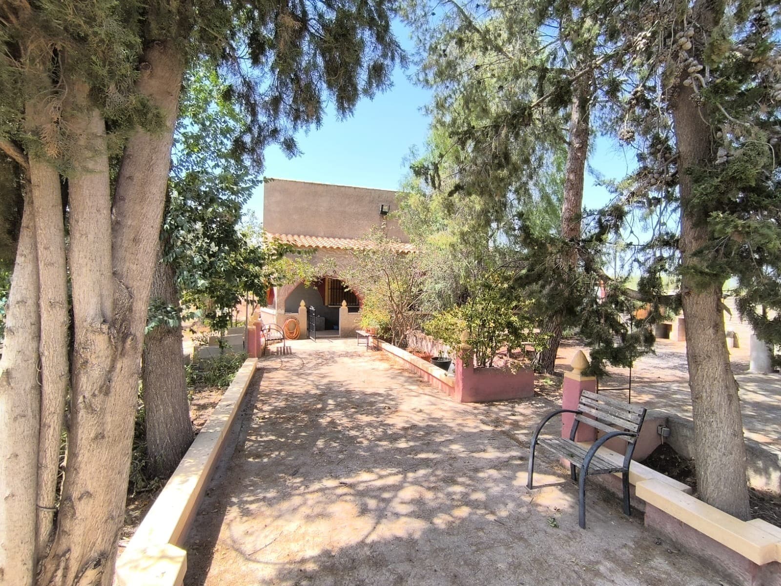 Espaciosa villa de 283 m² en dos plantas, ubicada en el centro de una parcela vallada de 7.096 m², a poca distancia de los servicios de Jumilla. La primera planta está lista para entrar a vivir y cuenta con un elegante salón con chimenea y bar, 3 dormitorios y un baño por terminar. La segunda planta, en proceso de reforma, podría albergar otros 2 dormitorios con entrada independiente, que se añadirían. La parcela está plantada con olivos de regadío, lo que proporciona un bonito paisaje y una producción agrícola. La propiedad también cuenta con un garaje y varias dependencias para almacenamiento. El porche cubierto y el patio ofrecen una acogedora zona de descanso a la sombra. Gracias a su tamaño y proximidad al pueblo, y a su ubicación tranquila con impresionantes vistas al castillo de Jumilla, la parcela podría destinarse a proyectos turísticos. La villa cuenta con conexión eléctrica y agua de riego. El acceso es por una cómoda carretera asfaltada. Sobre la zona: Jumilla es un encantador pueblo famoso por sus pintorescos viñedos y su vibrante cultura local. Conocido principalmente por sus vinos galardonados, este pintoresco pueblo ofrece una combinación perfecta de tradición española y modernidad. Con sus monumentos históricos, sus animadas plazas y su hermoso paisaje rural, Jumilla ofrece un entorno ideal para quienes buscan un estilo de vida tranquilo y dinámico en la provincia de Murcia, a 80 minutos de la Costa Blanca. Sobre nosotros: Contamos con una amplia cartera de propiedades en la Costa Blanca y la Costa Cálida, especializándonos en fincas, villas, fincas, terrenos edificables y opciones de diseño y construcción en las regiones de Alicante y Murcia, con especial énfasis en Elda, Monóvar, Pinoso, Sax, Villena, Aspe, Fortuna, Albacete y muchas otras zonas de los alrededores. Llevamos establecidos desde 2004 y nuestro equipo cuenta con décadas de experiencia para ayudarle a encontrar y asegurar la casa de sus sueños. Le acompañamos en cada paso del proceso para garantizar que su compra en España sea segura y sin complicaciones. No estamos aquí para venderle una propiedad, sino para ayudarle a hacer realidad su sueño y encontrar la propiedad perfecta para usted. Con nosotros, está en las mejores manos. Contáctenos ahora para hablar sin compromiso sobre cómo usted también puede hacer realidad sus sueños.