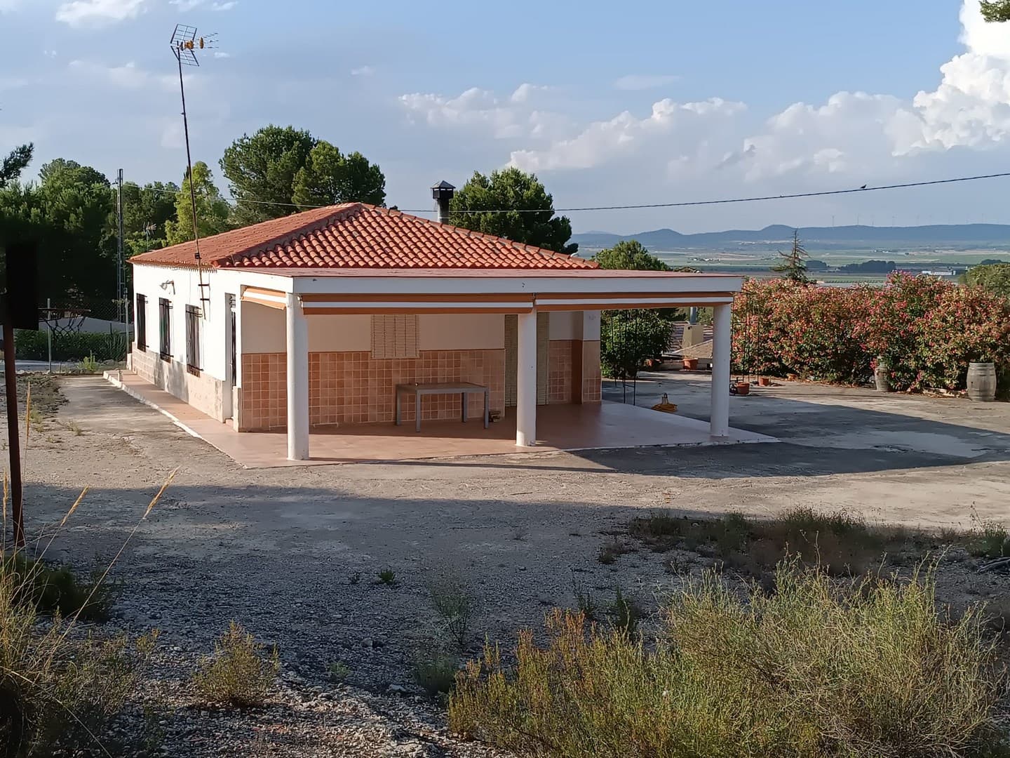 ¿Busca una casa familiar asequible o un cómodo refugio vacacional rodeado de naturaleza y tranquilidad? Descubra esta hermosa villa ubicada en un entorno rural sereno, a 12 km de Yecla. Disfrute de comodidad, privacidad y vistas impresionantes. Esta elegante propiedad se encuentra en excelentes condiciones, con todos los trámites legales y lista para entrar a vivir. La casa de 127 m² cuenta con 3 dormitorios, un baño, cocina, un acogedor salón con chimenea, aire acondicionado y un porche cubierto. La casa, construida con materiales de calidad, se vende completamente amueblada y equipada, y cuenta con luz y agua de riego. Lo más destacado de esta propiedad es su espaciosa y funcional piscina de 50.000 l. La casa se encuentra en una parcela vallada de 2.200 m², lo que ofrece privacidad, zona de barbacoa y posibilidades de jardinería. Además, cuenta con varias dependencias y un garaje. ¡No lo dudes y contacta con nosotros para concertar una visita! Sobre la zona: Yecla es famosa por su producción vinícola, sus monumentos históricos y su vibrante cultura local. Los paisajes naturales que la rodean ofrecen la oportunidad de practicar actividades al aire libre, mientras que el pueblo ofrece todos los servicios necesarios, como escuelas, tiendas y restaurantes. Esta propiedad combina la tranquilidad de la vida rural con fácil acceso a servicios modernos. Sobre nosotros: Contamos con una amplia cartera de propiedades en la Costa Blanca y la Costa Cálida, especializándonos en fincas, villas, fincas, terrenos edificables y opciones de diseño y construcción en las regiones de Alicante y Murcia, con especial énfasis en Elda, Monóvar, Pinoso, Sax, Villena, Aspe, Fortuna, Albacete y muchas otras zonas de los alrededores. Llevamos establecidos desde 2004 y nuestro equipo cuenta con décadas de experiencia para ayudarle a encontrar y asegurar la casa de sus sueños. Le acompañamos en cada paso del proceso para garantizar que su compra en España sea segura y sin complicaciones. No estamos aquí para venderle una propiedad, sino para ayudarle a hacer realidad su sueño y encontrar la propiedad perfecta para usted. Con nosotros, está en las mejores manos. Contáctenos ahora para hablar sin compromiso sobre cómo usted también puede hacer realidad sus sueños.