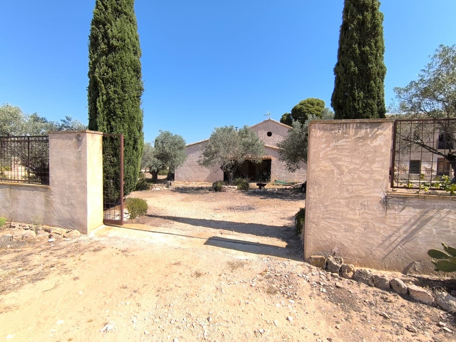 ¡Descubra el potencial de una propiedad excepcional con infinitas oportunidades en la región de Alicante! Esta amplia propiedad cuenta con: Una casa antigua con garaje, lista para restaurar, perfecta para residencia personal o para convertirla en un alojamiento con encanto. Actualmente no está lista para entrar a vivir. Una antigua bodega adornada con grandes barriles de vino antiguos, que ofrece un espacio único que puede servir como almacenamiento o transformarse en una elegante zona de recepción o bar, mejorando la experiencia del huésped. Un elegante jardín cercado rodea las estructuras principales, ofrece amplio estacionamiento y realza el ambiente. El jardín tiene dos portones en los lados opuestos. Más de 141.000 m² de terreno llano y compacto con varios accesos, ideal para diversos usos, como camping, minigolf, potrero o campos deportivos. En las fotos se muestra una idea particular. Se podrían adquirir más terrenos en los alrededores si se desea. Ubicada en una ubicación tranquila y pintoresca, esta finca ofrece impresionantes vistas a la montaña y un entorno tranquilo, a la vez que cuenta con un cómodo acceso, a solo 4 km de la vibrante ciudad de Villena y a solo 40 minutos en coche del aeropuerto de Alicante y las playas del Mediterráneo. Equipada con electricidad, agua potable y conexiones de agua para riego, esta propiedad está lista para que la veas. ¡No pierdas esta excepcional oportunidad de invertir en una propiedad con un gran potencial turístico! Sobre la zona: Villena es una pintoresca ciudad medieval rica en cultura, historia y arquitectura. Cuenta con dos castillos, hermosas iglesias, mercados locales, museos y animadas plazas. Su rica vida cultural incluye festivales famosos, como los Moros y Cristianos, los eventos musicales Rabolagartija y Leyendas del Rock, la feria anual de Navidad o las ferias del vino durante todo el año, y las rutas de tapas. Villena cuenta con una amplia gama de servicios, incluyendo restaurantes, bares, tiendas, supermercados y colegios. El aeropuerto de Alicante y las playas del Mediterráneo están a solo 40 minutos, y la estación de tren de alta velocidad de Villena ofrece un rápido acceso a Alicante (35 minutos) y Madrid (2,5 horas). El paisaje circundante es perfecto para los amantes de la naturaleza, con senderos pintorescos, viñedos y vistas a la montaña. Sobre nosotros: Contamos con una amplia cartera de propiedades en la Costa Blanca y la Costa Cálida, especializándonos en fincas, villas, fincas, terrenos edificables y opciones de diseño y construcción en las regiones de Alicante y Murcia, con especial énfasis en Elda, Monóvar, Pinoso, Sax, Villena, Aspe, Fortuna, Albacete y muchas otras zonas de los alrededores. Llevamos establecidos desde 2004 y nuestro equipo cuenta con décadas de experiencia para ayudarle a encontrar y asegurar la casa de sus sueños. Le acompañamos en cada paso del proceso para garantizar que su compra en España sea segura y sin complicaciones. No estamos aquí para venderle una propiedad, sino para ayudarle a hacer realidad su sueño y encontrar la propiedad perfecta para usted. Con nosotros, está en las mejores manos. Contáctenos ahora para hablar sin compromiso sobre cómo usted también puede hacer realidad sus sueños.