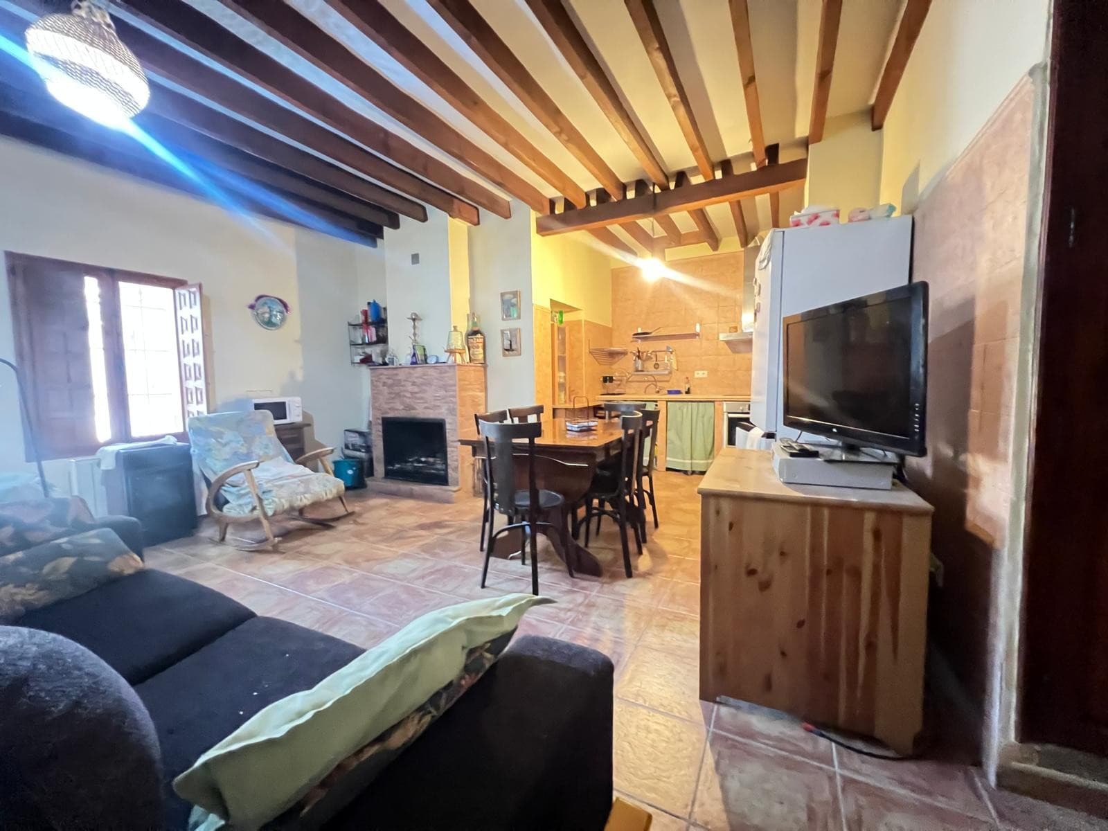 Ubicada en la tranquila aldea de Encebras, esta espaciosa casa rural es perfecta para quienes buscan un estilo de vida rural tranquilo con la comodidad de contar con servicios cercanos. A solo 7 minutos en coche del popular pueblo de Pinoso, donde encontrará supermercados, tiendas, restaurantes, un centro de salud y mucho más. La aldea cuenta con un acogedor bar y un parque, lo que la convierte en un lugar encantador para vivir o pasar las vacaciones. La casa se distribuye en dos plantas y ofrece un amplio espacio habitable. En la planta baja, se encuentra un amplio recibidor, un dormitorio, un acogedor salón con chimenea y un espacioso comedor con una segunda chimenea, junto a una cocina de estilo rústico. Desde el comedor se accede a un amplio patio y a un baño completo. Unas escaleras desde el patio bajan a un amplio sótano con zona de barbacoa y un segundo patio, ideal para reuniones y disfrutar del aire libre. En la planta superior, la propiedad ofrece cuatro dormitorios amplios y luminosos, un baño y un pequeño trastero. Un solárium en la planta superior añade espacio exterior adicional para relajarse y disfrutar de la tranquilidad del entorno. Esta propiedad es ideal tanto como vivienda familiar permanente como para inversión en alquiler vacacional. Su tamaño, distribución y zonas exteriores ofrecen flexibilidad para diversos usos, ya sea que busque establecerse en un entorno tranquilo o generar ingresos por alquiler en una ubicación privilegiada cerca de servicios. Con cinco dormitorios, múltiples espacios al aire libre y mucho carácter, esta es una gran oportunidad de poseer una casa versátil en una de las zonas rurales más encantadoras cerca de Pinoso. Si te ha gustado esta propiedad no dudes en contactarnos para organizar una visita, estaremos encantados de ayudarte! Disponemos de una amplia cartera de propiedades en la Costa Blanca y la Costa Cálida, especializándonos en fincas rústicas, villas, fincas, terrenos edificables y opciones de diseño y construcción en las regiones de Alicante y Murcia, con especial énfasis en Elda, Monóvar, Pinoso, Sax, Villena, Aspe, Fortuna, Albacete y muchas otras zonas de los alrededores. Llevamos establecidos desde 2004 y nuestro equipo cuenta con décadas de experiencia para ayudarle a encontrar y asegurar la casa de sus sueños. Le acompañamos en cada paso del proceso para garantizar que su compra en España sea segura y sin complicaciones. No estamos aquí para venderle una propiedad, sino para ayudarle a hacer realidad su sueño y encontrar la propiedad perfecta para usted. Con nosotros, está en las mejores manos. Contáctenos ahora para hablar sin compromiso sobre cómo usted también puede hacer realidad sus sueños.