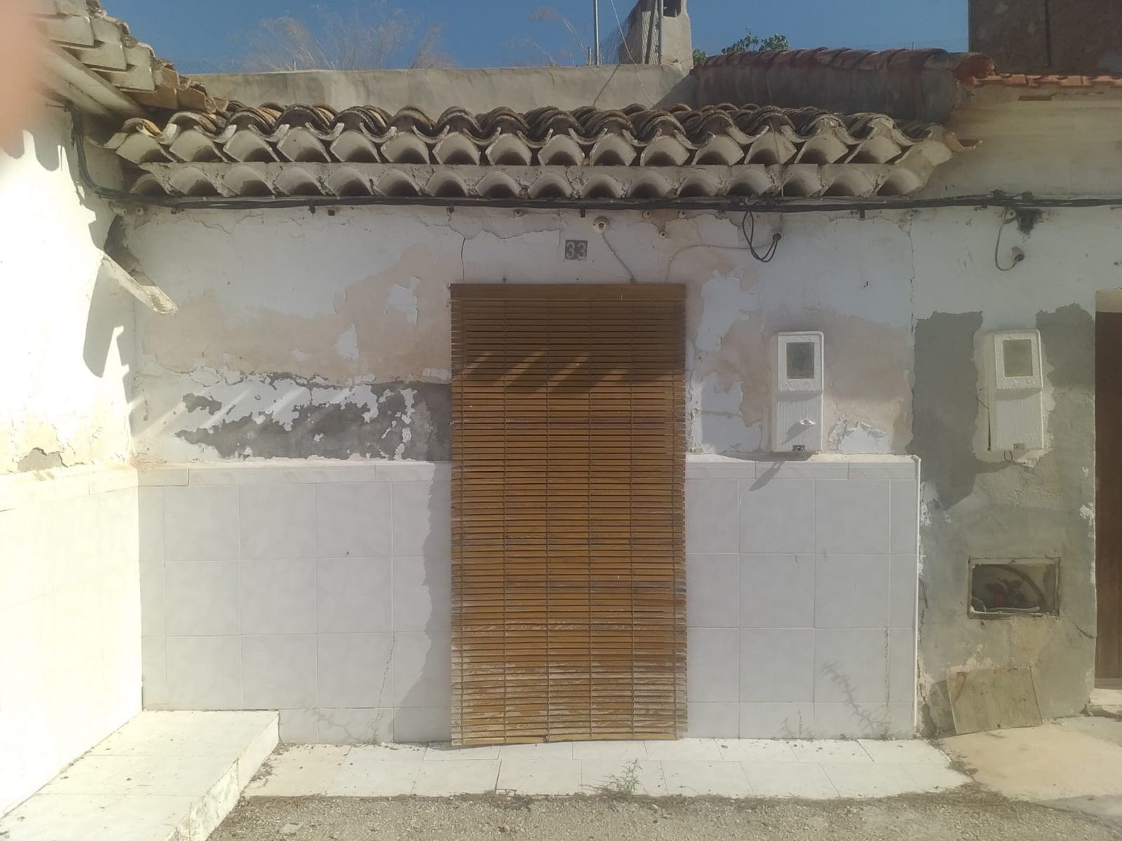 Descubra esta casa cueva a buen precio para reformar en el pueblo de Barinas, a poca distancia de todos los servicios locales. La cueva mantiene la casa fresca en verano, se calienta fácilmente en invierno y le da un toque especial a su hogar. La casa cuenta con 4 dormitorios, un baño y un salón con chimenea, con más de 150 m² construidos. La casa cuenta con agua corriente, alcantarillado y electricidad. Sobre la zona: Barinas es un encantador pueblo de la región de Murcia, conocido por su ambiente tranquilo, sus pintorescas vistas a las montañas y su soleado clima mediterráneo. Barinas ofrece auténtico encanto español, servicios locales y fácil acceso a rutas de senderismo, viñedos y aguas termales naturales. A poca distancia en coche del histórico pueblo de Fortuna, a 40 minutos de la ciudad de Murcia y a 50 minutos de las playas mediterráneas, Barinas es perfecto para quienes buscan un refugio relajante y asequible en la Costa Blanca. Sobre nosotros: Contamos con una amplia cartera de propiedades en la Costa Blanca y la Costa Cálida, especializándonos en fincas, villas, fincas, terrenos edificables y opciones de diseño y construcción en las regiones de Alicante y Murcia, con especial énfasis en Elda, Monóvar, Pinoso, Sax, Villena, Aspe, Fortuna, Albacete y muchas otras zonas de los alrededores. Llevamos establecidos desde 2004 y nuestro equipo cuenta con décadas de experiencia para ayudarle a encontrar y asegurar la casa de sus sueños. Le acompañamos en cada paso del proceso para garantizar que su compra en España sea segura y sin complicaciones. No estamos aquí para venderle una propiedad, sino para ayudarle a hacer realidad su sueño y encontrar la propiedad perfecta para usted. Con nosotros, está en las mejores manos. Contáctenos ahora para hablar sin compromiso sobre cómo usted también puede hacer realidad sus sueños.