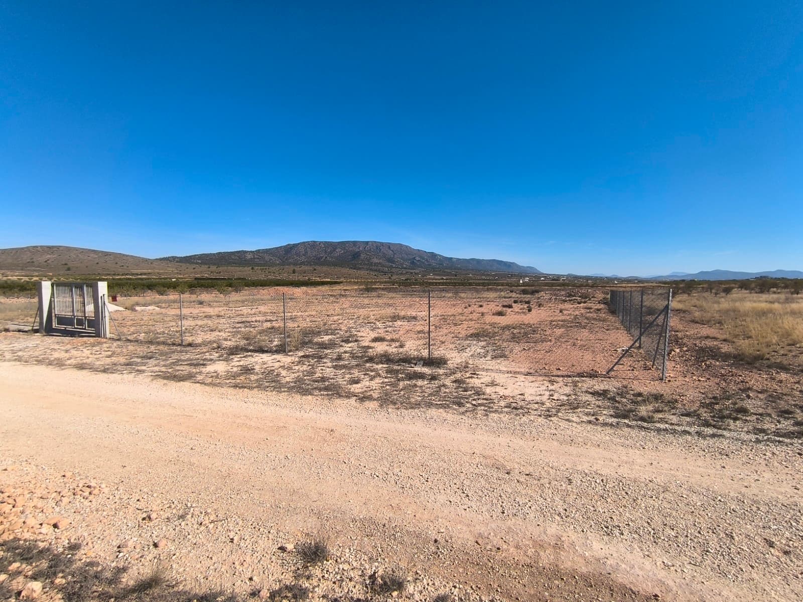 Parcela en venta – 10.000 m² Nos complace presentar este espacioso terreno de 10.000 m² (1 hectárea) ahora disponible para la venta. Características principales: Superficie: 10.000 m² (1 hectárea) Acceso: Cómodo acceso por carretera apto para todo tipo de vehículos. Servicios públicos: Conexiones de agua y electricidad disponibles. Cercado: parcialmente cercado para mayor seguridad y facilidad de desarrollo. Esta propiedad ofrece un excelente potencial para desarrollo residencial, uso agrícola o inversión a largo plazo. Con servicios básicos ya instalados y buena accesibilidad, representa una oportunidad única para quienes buscan una parcela versátil y bien ubicada. Para más detalles o para concertar una visita, póngase en contacto con nosotros.