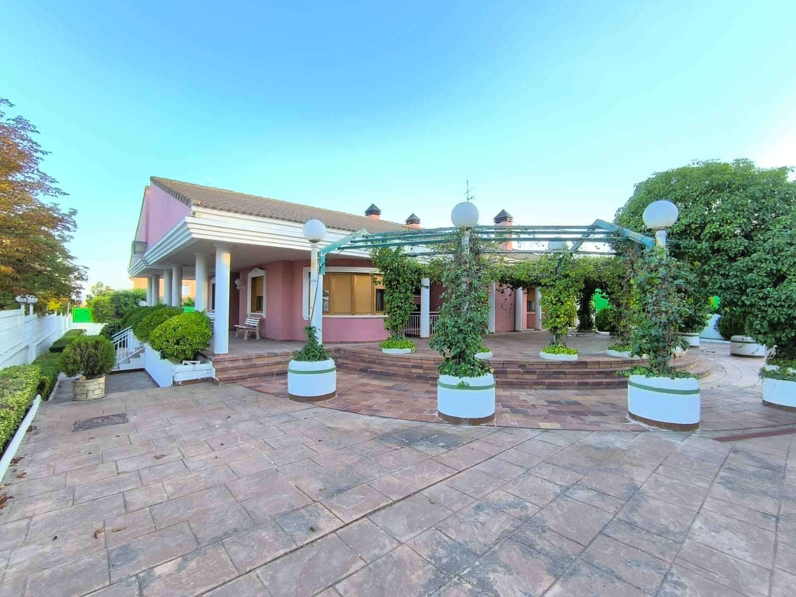 Impresionante villa de lujo en Caudete – Lista para entrar a vivir Descubra esta excepcional villa de lujo en la tranquila localidad de Caudete, España, donde la tranquilidad se une a la comodidad. Ubicada en una tranquila zona residencial, pero a un corto paseo de los servicios locales, esta impresionante propiedad ofrece la combinación perfecta de comodidad, espacio y estilo. Con una superficie construida de 448 m² (385 m² habitables), esta villa de dos plantas es ideal para quienes buscan lujo y practicidad. Su distribución permite el acceso independiente a ambas plantas sin escaleras, lo que la convierte en una vivienda muy versátil para familias, invitados o para vivir con varias generaciones. Planta baja: 3 habitaciones espaciosas 1 baño con estilo Amplio comedor/sala de estar perfecto para el entretenimiento. Amplio espacio de almacenamiento Amplio garaje con puertas eléctricas, con capacidad para 5 vehículos. Primer piso: 3 dormitorios de lujo 2 baños modernos Cocina totalmente equipada y de alta calidad. Acceso a espacio en el ático con almacenamiento y potencial para más habitaciones. Características: Muebles de diseño y elegantes suelos de madera y cerámica en todas partes. Acabados de alta gama y materiales de calidad. Aire acondicionado y calefacción central para comodidad durante todo el año. Excelente luz natural e interiores lujosos. Todo esto a tan solo 50 minutos de las playas del Mediterráneo y del aeropuerto de Alicante, con fácil acceso por carretera. Tanto si busca una residencia permanente, un refugio vacacional o una inversión en lujo asequible, esta villa está lista para entrar a vivir y ofrece una relación calidad-precio excepcional. Sobre la zona: Caudete es un encantador y tranquilo pueblo de 10.000 habitantes en la provincia de Albacete, conocido por su carácter tradicional español y su acogedora comunidad. Con una ubicación ideal, ofrece excelentes conexiones por carretera y se encuentra a solo 50 minutos de las playas de la Costa Blanca y del Aeropuerto Internacional de Alicante. La proximidad a las montañas ofrece amplias oportunidades para practicar senderismo y espléndidas vistas. El pueblo, que cuenta con todos los servicios básicos (tiendas, centro de salud, mercado agrícola, servicios locales), ofrece fácil acceso a importantes ciudades como Alicante, Murcia y Valencia , lo que lo convierte en un lugar perfecto para quienes buscan un estilo de vida tranquilo con la comodidad de centros urbanos cercanos y escapadas costeras. Sobre nosotros: Disponemos de una amplia cartera de propiedades en la Costa Blanca y la Costa Cálida, especializándonos en fincas, villas, fincas, terrenos edificables y opciones de diseño y construcción en las regiones de Alicante y Murcia, con especial énfasis en Elda, Monóvar, Pinoso, Sax, Villena, Aspe, Fortuna, Albacete y muchas otras zonas de los alrededores. Llevamos establecidos desde 2004 y nuestro equipo cuenta con décadas de experiencia para ayudarle a encontrar y asegurar la casa de sus sueños. Le acompañamos en cada paso del proceso para garantizar que su compra en España sea segura y sin complicaciones. No estamos aquí para venderle una propiedad, sino para ayudarle a hacer realidad su sueño y encontrar la propiedad perfecta para usted. Con nosotros, está en las mejores manos. Contáctenos ahora para hablar sin compromiso sobre cómo usted también puede hacer realidad sus sueños.