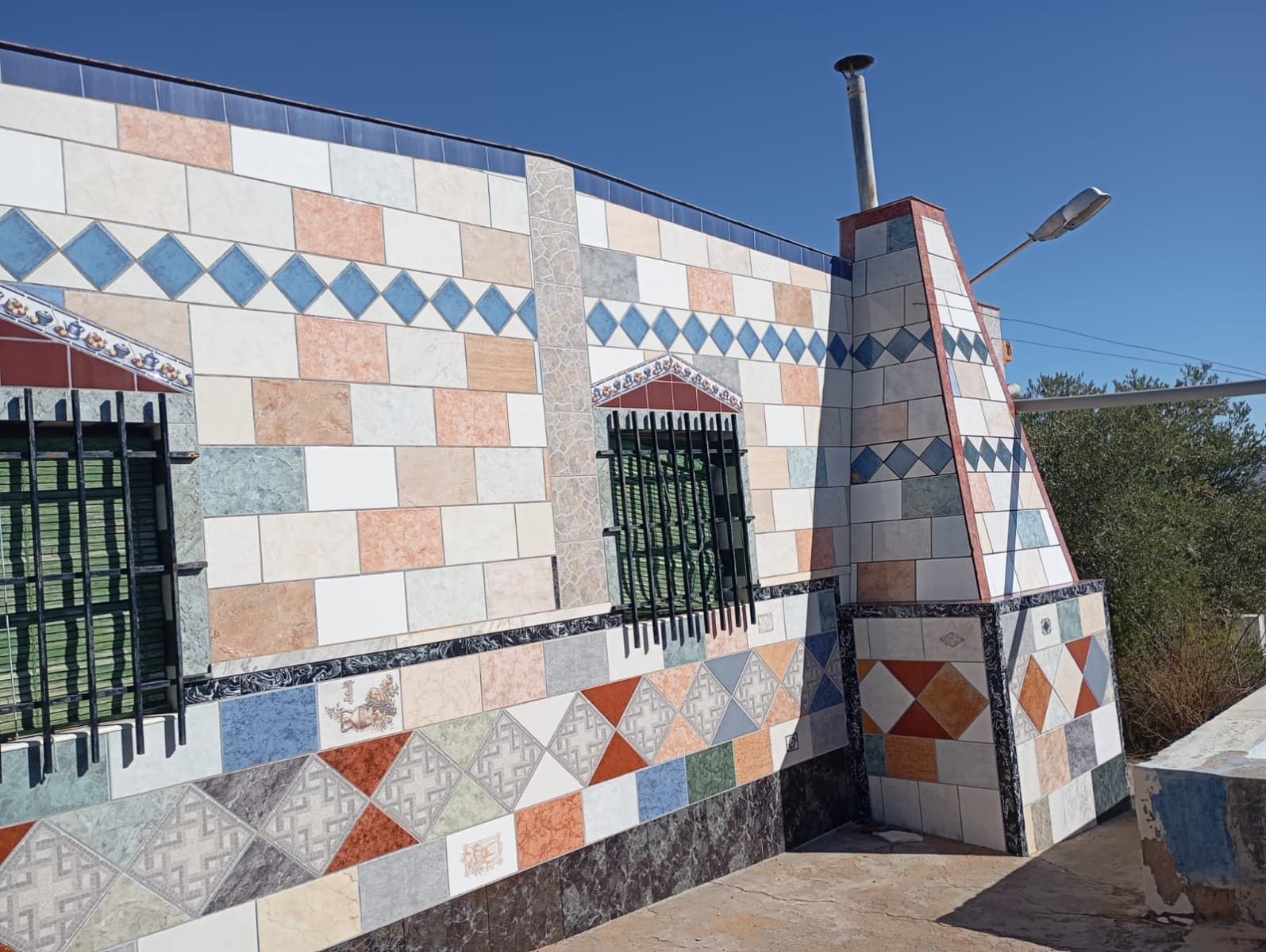 Escápate del ajetreo y disfruta de un estilo de vida más relajado y conectado con esta encantadora casa de campo independiente , ubicada a 6 km de Yecla. Rodeada de naturaleza y ubicada en una parcela de 3.500 m² con olivos, esta propiedad ofrece el equilibrio perfecto entre privacidad, espacio y encanto rústico. Ten en cuenta que la casa necesitaría algunas reformas y pequeñas reformas. La vivienda cuenta con 150 m² construidos, con 90 m² habitables, distribuidos en: 5 habitaciones: mucho espacio para la familia, invitados o espacios de trabajo creativos 2 baños Una acogedora sala de estar con una chimenea tradicional, ideal para pasar tardes relajantes junto al fuego. Al aire libre, el estilo de vida continúa: Una piscina privada en el suelo para refrescarse bajo el sol. Dos amplios garajes (30 m² cada uno) para almacenamiento, ocio o uso de taller. Conexión de agua para riego a un precio muy económico. La casa funciona sin conexión a la red eléctrica, ideal para quienes buscan un estilo de vida sostenible y autosuficiente. Trabajamos con una empresa de energía solar que ofrece la mejor relación calidad-precio del mercado. Con cielos abiertos, un entorno tranquilo y a solo un corto trayecto en automóvil hasta la ciudad, este es el refugio ideal para los amantes de la naturaleza, los agricultores aficionados o cualquier persona que anhele espacio y serenidad por un precio económico y la posibilidad de hacerlo suyo. Sobre la zona: Yecla es un encantador e histórico pueblo de aproximadamente 35.000 habitantes, situado en la Región de Murcia. Es famoso por sus vinos galardonados, sus monumentos históricos y su vibrante cultura local. Los paisajes naturales que lo rodean, con pintorescas montañas, viñedos y almendros, ofrecen la oportunidad de practicar actividades al aire libre, mientras que el pueblo cuenta con todos los servicios necesarios, como hospital, escuelas, tiendas, restaurantes y otros. Con una comunidad local amable, mercados animados, excelente gastronomía y fácil acceso a la naturaleza, Yecla es un lugar ideal para quienes buscan el auténtico estilo de vida español, a solo una hora de la costa y del aeropuerto de Alicante. Sobre nosotros: Disponemos de una amplia cartera de propiedades en la Costa Blanca y la Costa Cálida, especializándonos en fincas, villas, fincas, terrenos edificables y opciones de diseño y construcción en las regiones de Alicante y Murcia, con especial énfasis en Elda, Monóvar, Pinoso, Sax, Villena, Aspe, Fortuna, Albacete y muchas otras zonas de los alrededores. Llevamos establecidos desde 2004 y nuestro equipo cuenta con décadas de experiencia para ayudarle a encontrar y asegurar la casa de sus sueños. Le acompañamos en cada paso del proceso para garantizar que su compra en España sea segura y sin complicaciones. No estamos aquí para venderle una propiedad, sino para ayudarle a hacer realidad su sueño y encontrar la propiedad perfecta para usted. Con nosotros, está en las mejores manos. Contáctenos ahora para hablar sin compromiso sobre cómo usted también puede hacer realidad sus sueños.