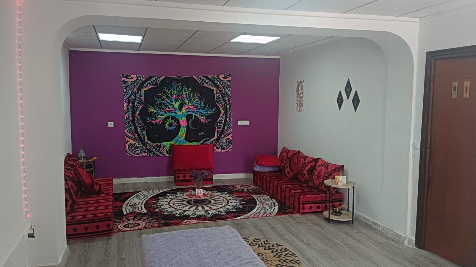 Espaciosa casa adosada para reformar en el corazón de Salinas, Alicante , con gran potencial como vivienda familiar o como inversión. La casa cuenta actualmente con cuatro dormitorios, sin baño, distribuida en dos plantas y necesita reforma, lo que le permite diseñarla y terminarla a su gusto. En la parte trasera de la propiedad, hay una gran zona diáfana, actualmente utilizada como estudio de yoga, que ofrece infinitas posibilidades: podría convertirse en una vivienda adicional, un taller o incluso en un apartamento independiente. Con algunos ajustes, el diseño podría convertirse fácilmente en dos apartamentos independientes de 2 dormitorios , lo que lo convierte en una excelente oportunidad de inversión para alquiler o reventa. Ubicada en el centro de Salinas , esta casa se encuentra a poca distancia a pie de colegios, tiendas, bares, un consultorio médico y el polideportivo local. Salinas es un encantador pueblo del interior, rodeado de olivares y montañas, que ofrece un estilo de vida tranquilo en una comunidad acogedora. Está a un corto trayecto en coche de Sax y a unos 35 minutos de Alicante, el aeropuerto y la costa, lo que la convierte en un lugar ideal tanto para vivir a tiempo completo como para invertir. Disponemos de una amplia cartera de propiedades en la Costa Blanca y la Costa Cálida, especializándonos en fincas rústicas, villas, fincas, terrenos edificables y opciones de diseño y construcción en las regiones de Alicante y Murcia, con especial énfasis en Elda, Monóvar, Pinoso, Sax, Villena, Aspe, Fortuna, Albacete y muchas otras zonas de los alrededores. Llevamos establecidos desde 2004 y nuestro equipo cuenta con décadas de experiencia para ayudarle a encontrar y asegurar la casa de sus sueños. Le acompañamos en cada paso del proceso para garantizar que su compra en España sea segura y sin complicaciones. No estamos aquí para venderle una propiedad, sino para ayudarle a hacer realidad su sueño y encontrar la propiedad perfecta para usted. Con nosotros, está en las mejores manos. Contáctenos ahora para hablar sin compromiso sobre cómo usted también puede hacer realidad sus sueños.