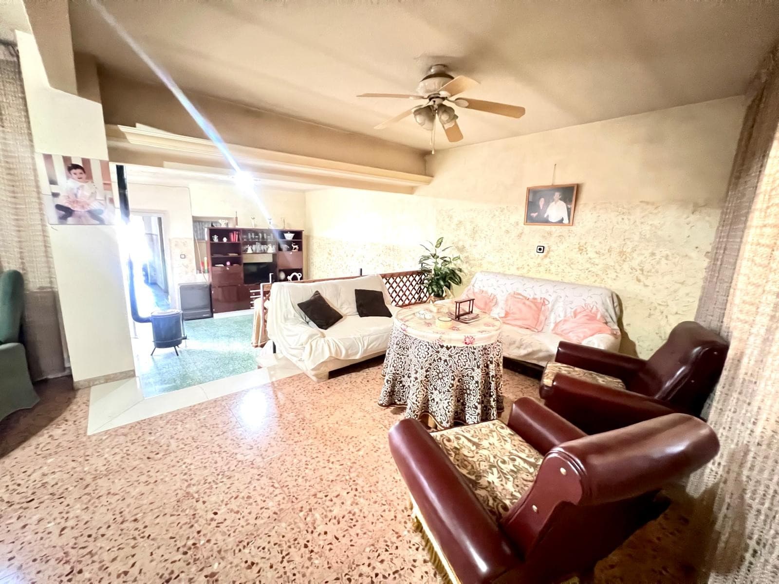 Descubra esta impresionante casa de una sola planta ubicada en el corazón de Pinoso, una propiedad llena de potencial, ideal para una familia numerosa que busca espacio y comodidad, o para inversores que buscan una propiedad con grandes posibilidades. Situada en una parcela ajardinada de 690 m², la casa ofrece una distribución generosa y funcional con 6 dormitorios, 1 baño y dos patios luminosos que aportan luz natural a la casa y crean una perfecta conexión interior-exterior. La propiedad cuenta con una amplia cocina-comedor con chimenea, ideal para reuniones familiares, así como dos salones-comedor adicionales con acceso a uno de los patios, ofreciendo múltiples espacios para relajarse y entretenerse. También hay una estufa de leña que aporta calidez y encanto a la casa durante los meses más fríos. Una de sus características más destacadas es el amplio garaje y trastero. Dispone de cinco garajes de 25 m² cada uno, además de un cuarto de garaje adicional con acceso directo al jardín, lo que ofrece fantásticas posibilidades como taller, negocio o alquiler para obtener ingresos adicionales. El espacioso jardín ofrece un potencial infinito para crear su propio oasis al aire libre, ya sea una piscina, una zona de barbacoa o un huerto, puede adaptarse fácilmente a cualquier estilo de vida. Ubicada a poca distancia de todos los servicios, esta propiedad combina la tranquilidad de una zona residencial con la comodidad de tener tiendas, escuelas, restaurantes y servicios cerca. En resumen, se trata de una gran propiedad llena de carácter y oportunidades, perfecta para una familia numerosa o para inversores que busquen ampliar, renovar o mejorar su gran potencial y valor. Disponemos de una amplia cartera de propiedades en la Costa Blanca y la Costa Cálida, especializándonos en fincas rústicas, villas, fincas, terrenos edificables y opciones de diseño y construcción en las regiones de Alicante y Murcia, con especial énfasis en Elda, Monóvar, Pinoso, Sax, Villena, Aspe, Fortuna, Albacete y muchas otras zonas de los alrededores. Llevamos establecidos desde 2004 y nuestro equipo cuenta con décadas de experiencia para ayudarle a encontrar y asegurar la casa de sus sueños. Le acompañamos en cada paso del proceso para garantizar que su compra en España sea segura y sin complicaciones. No estamos aquí para venderle una propiedad, sino para ayudarle a hacer realidad su sueño y encontrar la propiedad perfecta para usted. Con nosotros, está en las mejores manos. Contáctenos ahora para hablar sin compromiso sobre cómo usted también puede hacer realidad sus sueños.