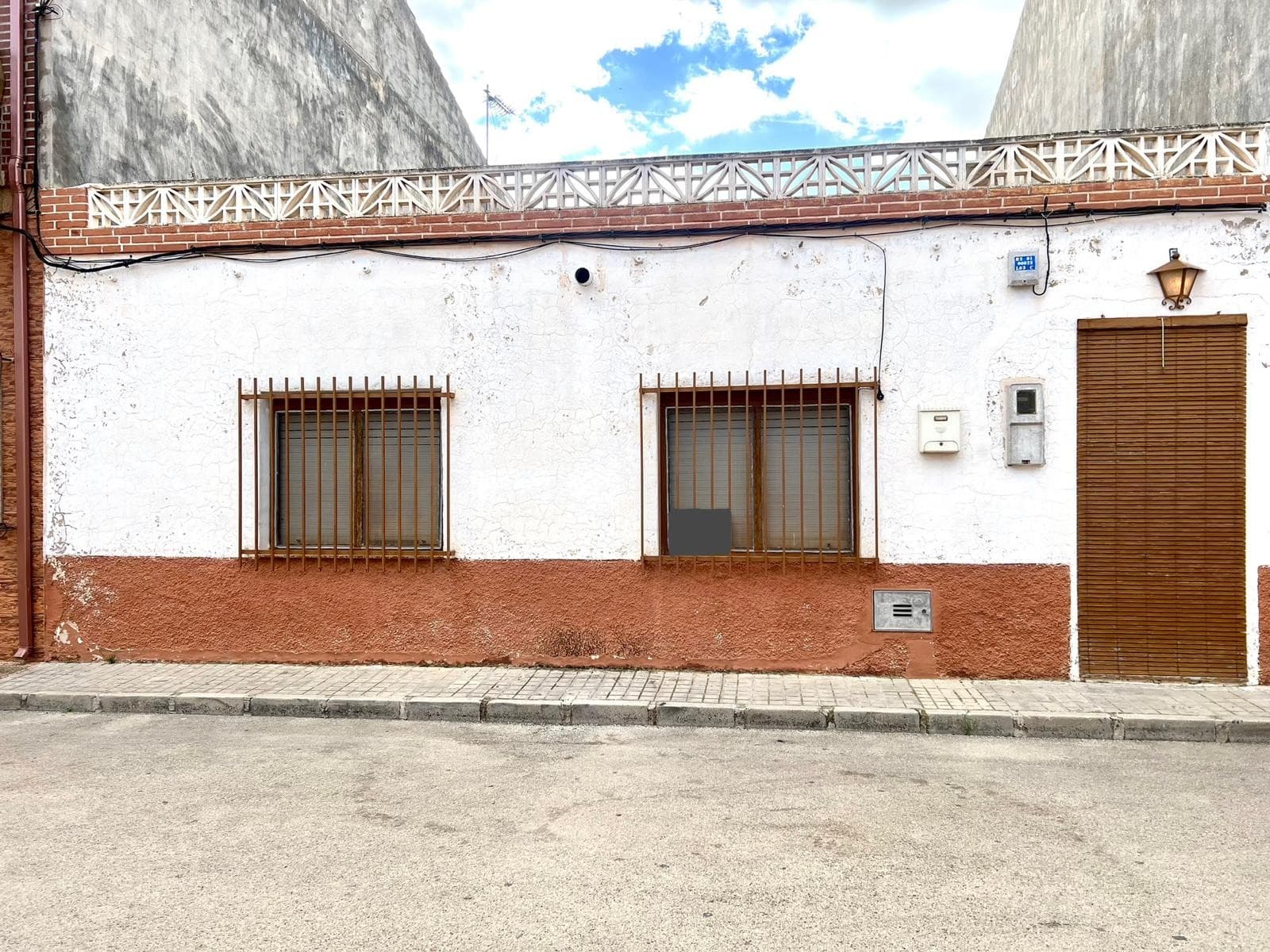 Acogedora casa de una sola planta con una superficie total de 130 m², ubicada en el centro del pueblo de Barinas. La vivienda cuenta con cuatro dormitorios, un luminoso y espacioso salón, una cocina amueblada, un baño completo y un aseo exterior junto al patio. Además, dispone de chimenea, lavadero y un amplio patio de 40 m², ideal para disfrutar del aire libre. La propiedad se encuentra en una zona tranquila con fácil acceso a todos los servicios esenciales como tiendas, colegio, centro de salud y transporte público. Barinas es un pueblo del municipio de Abanilla, conocido por su ambiente acogedor y su entorno natural. Rodeado de montañas y senderos, ofrece un estilo de vida apacible a poca distancia de pueblos cercanos y a menos de una hora de la ciudad de Murcia. Si le ha gustado esta propiedad, no dude en contactarnos para organizar una visita; estaremos encantados de ayudarle. Disponemos de una amplia cartera de propiedades en la Costa Blanca y la Costa Cálida, especializándonos en casas de campo, villas, fincas, solares edificables y proyectos de diseño y construcción en Alicante y Murcia, con especial énfasis en Elda, Monóvar, Pinoso, Sax, Villena, Aspe, Fortuna, Albacete y muchas otras zonas cercanas. Desde 2004, nuestro equipo cuenta con décadas de experiencia para ayudarle a encontrar y adquirir la casa de sus sueños. Le acompañamos en cada paso para que su compra en España sea segura y sin complicaciones. Nuestro objetivo no es venderle una propiedad, sino ayudarle a cumplir su sueño y encontrar la vivienda ideal. Con nosotros, estará en las mejores manos. Contáctenos hoy mismo para una consulta gratuita y sin compromiso sobre cómo usted también puede hacer realidad sus sueños.