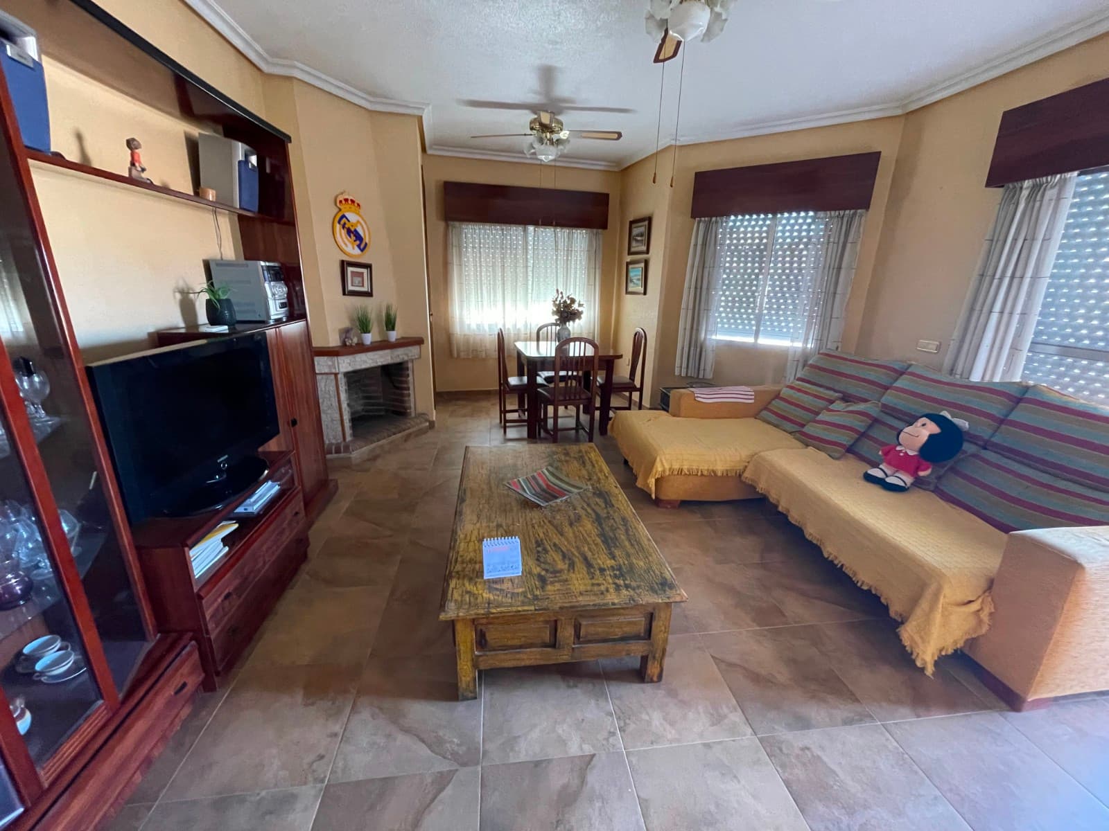 Terraced house in San Miguel de Salinas.Ground floor has a spacious living room with fireplace, entrance for several cars, bedroom and bathroom.The main house is accessed by stairs. Here there is a living room with fireplace and bright living room with access to the terrace.First floor has two bedrooms, bathroom with shower, kitchen with access to the patio/laundry. The house has its own solarium. It is sold furnished.