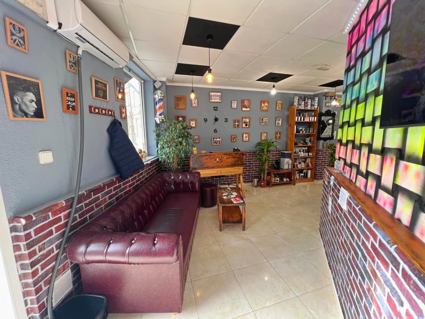 Продается коммерческое помещение в отличном состоянии с качественной отделкой. Расположено на одной из главных улиц Гуардемара-дель-Сегура, в оживленной зоне с большим потоком людей и транспорта.В настоящее время помещение сдано в аренду и используется как парикмахерская, приносящая ежемесячный доход в размере 400 € + НДС.Отличная возможность для инвестиций в стратегически выгодном коммерческом районе.