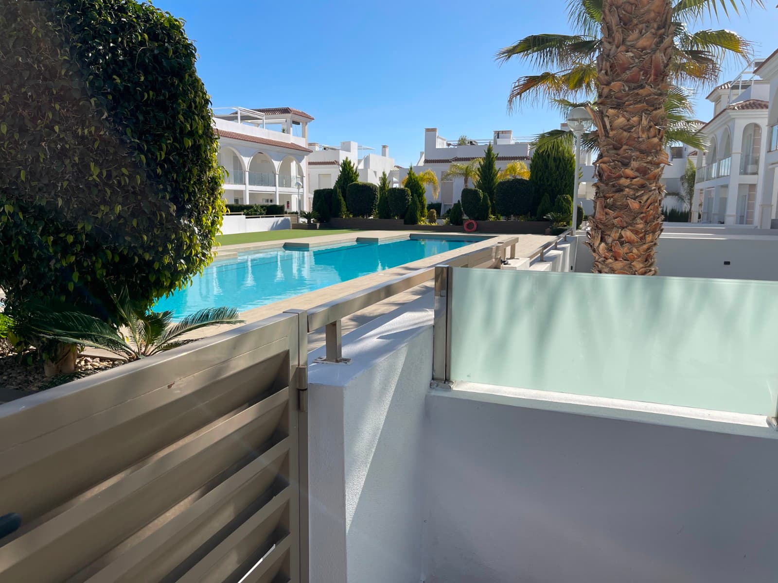 Закрытый жилой комплекс из квартир в средиземноморском стиле с 2 спальнями. Идеально подходит для тех, кто ищет удобный и функциональный дом, чтобы насладиться климатом и спокойствием Коста-Бланки.Расположенный в Сьюдад Кесада, в Residencial Fortuna, вы будете иметь доступ к его красивым зеленым зонам и общему бассейну, а также наслаждаться собственными открытыми пространствами: большой сад более 140м2 в этом случае, так как это квартира на первом этаже, идеально подходящая для людей с ограниченной подвижностью.В собственность входят: Встроенные шкафы во всех комнатах. Электрические жалюзи. Алюминиевая беседка для защиты автомобиля с возможностью установки солнечных батарей. Кладовая +/-5м2 для мотоцикла. Дополнительное алюминиевое ограждение у входа в дом. Пандус из нержавеющей стали. Кондиционирование воздуха по воздуховодам. Кухня полностью оборудована бытовой техникой Siemens/Bosch. Этот новый жилой комплекс находится в окружении тихих жилых районов и широких проспектов, в нескольких минутах ходьбы от всех основных услуг: супермаркетов, ресторанов, медицинского центра, аптек, поля для гольфа, парков для собак и природных зон, таких как Lagunas de Torrevieja... Кроме того, всего в 10 минутах езды вы можете насладиться лучшими пляжами Гуардамара и Торревьехи. Такие города, как Аликанте и его аэропорт, находятся всего в 35 минутах езды на автомобиле.Одна из последних доступных квартир на первом этаже, не пропустите это. Идеальная недвижимость для круглогодичного проживания или для создания пассивного источника дохода за счет возможности сдавать недвижимость в аренду для туризма, так как эта недвижимость находится рядом со всем, что может предложить Коста Бланка.