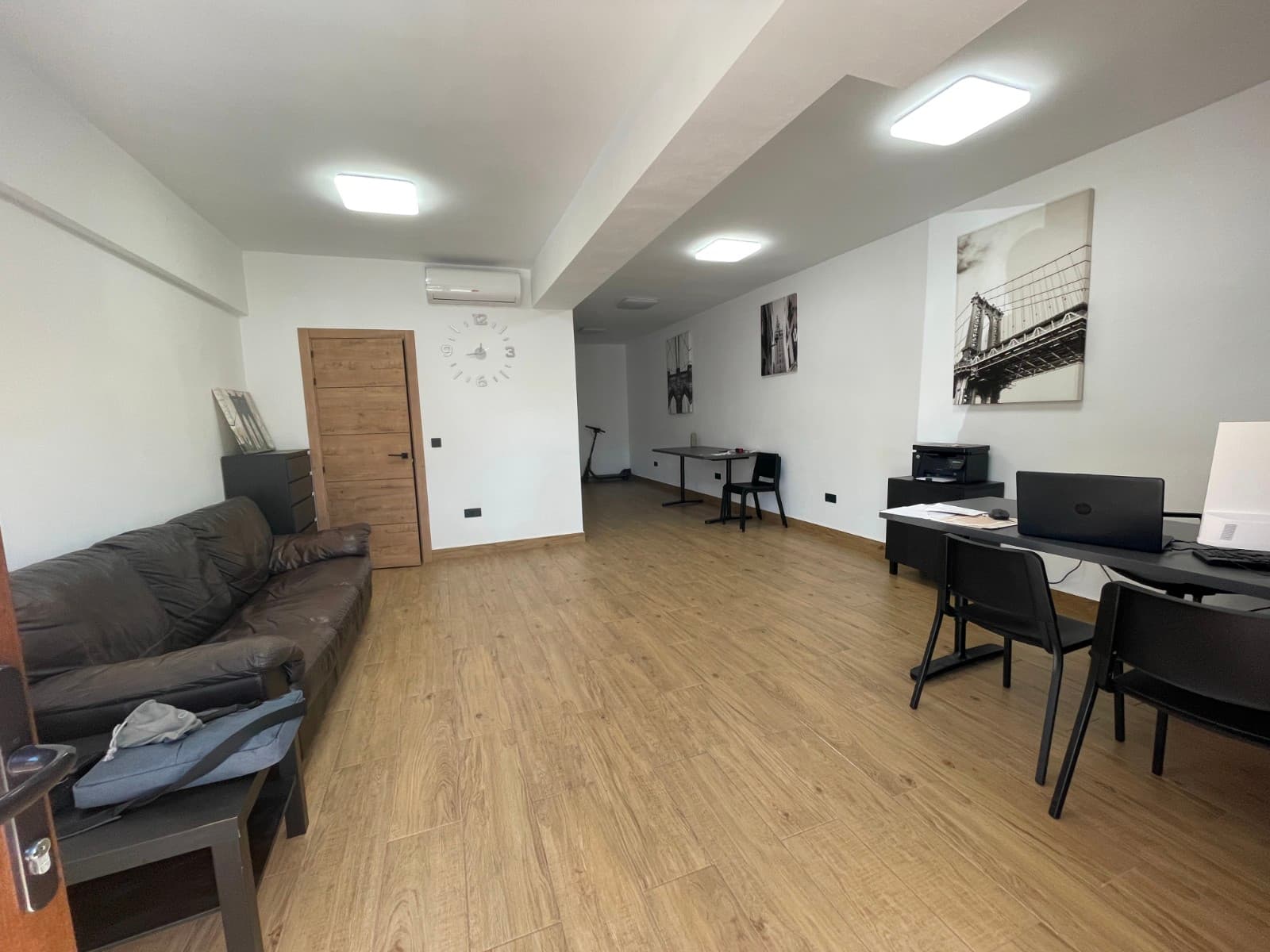 Продается: коммерческое помещение, идеально подходящее для офиса, магазина или рабочего пространства, расположенное в одном из самых активных и оживленных районов Гуардамира. Вокруг много магазинов, что обеспечивает отличную видимость и высокий поток людей — идеальное место для развития вашего бизнеса.Помещение имеет просторную парковку прямо перед ним, что облегчает доступ как для клиентов, так и для сотрудников. Также есть туалет, дополнительная комната, которую можно использовать как кухню для сотрудников, и наружный дворик, который можно превратить в зону для курящих или использовать для других целей.Не упустите эту возможность для создания вашего бизнеса в динамичном и коммерческом районе. Это помещение имеет все, что нужно для того, чтобы вывести ваш бизнес на новый уровень!Свяжитесь с нами сегодня для получения дополнительной информации и чтобы назначить просмотр!