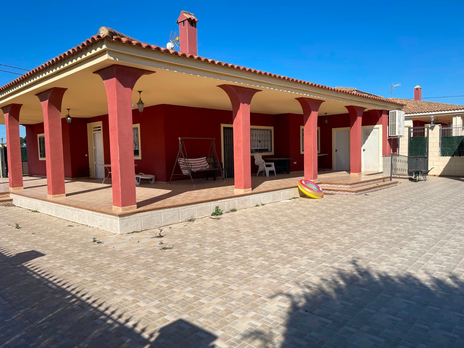 Villa beliggende mellom Albatera og Crevillente, med utmerkede forbindelser til begge byene. Den har mindre enn 5 minutters tilgang til motorveien, noe som gir rask forbindelse til Murcia, Alicante, flyplassen og Costa Blanca, som ligger omtrent 30 minutter unna.Eiendommen har et hus på 132 m² nyttig areal, som er i utmerket stand. Alle rommene er romslige, med 3 soverom, ett av dem en-suite, samt totalt 2 fullt utstyrte bad. Kjøkkenet er i perfekt stand, og den store stuen gir et komfortabelt og lyst miljø. I tillegg er huset utstyrt med aircondition via kanaler med både kjøle- og varmefunksjon.Utenfor kan du nyte en terrasse på over 49 m², ideell for å slappe av i skyggen om sommeren. Hovedhagen på 2.000 m² har et svømmebasseng på omtrent 35 m², en grillplass, flere trær og en tomt som er helt innhegnet, med en elektrisk port for enkel tilgang med bil. På slutten av hagen finnes et lager på 12 m².Eiendommen inkluderer også en ekstra tomt på ca. 11.000 m², som kan brukes til landbruksformål.Boligen er i utmerket stand, men svømmebassenget trenger noen små justeringer av flisene. Bortsett fra dette er huset klart til innflytting.Ikke nøl med å kontakte oss for å avtale en visning og oppdage alt denne eiendommen har å tilby.