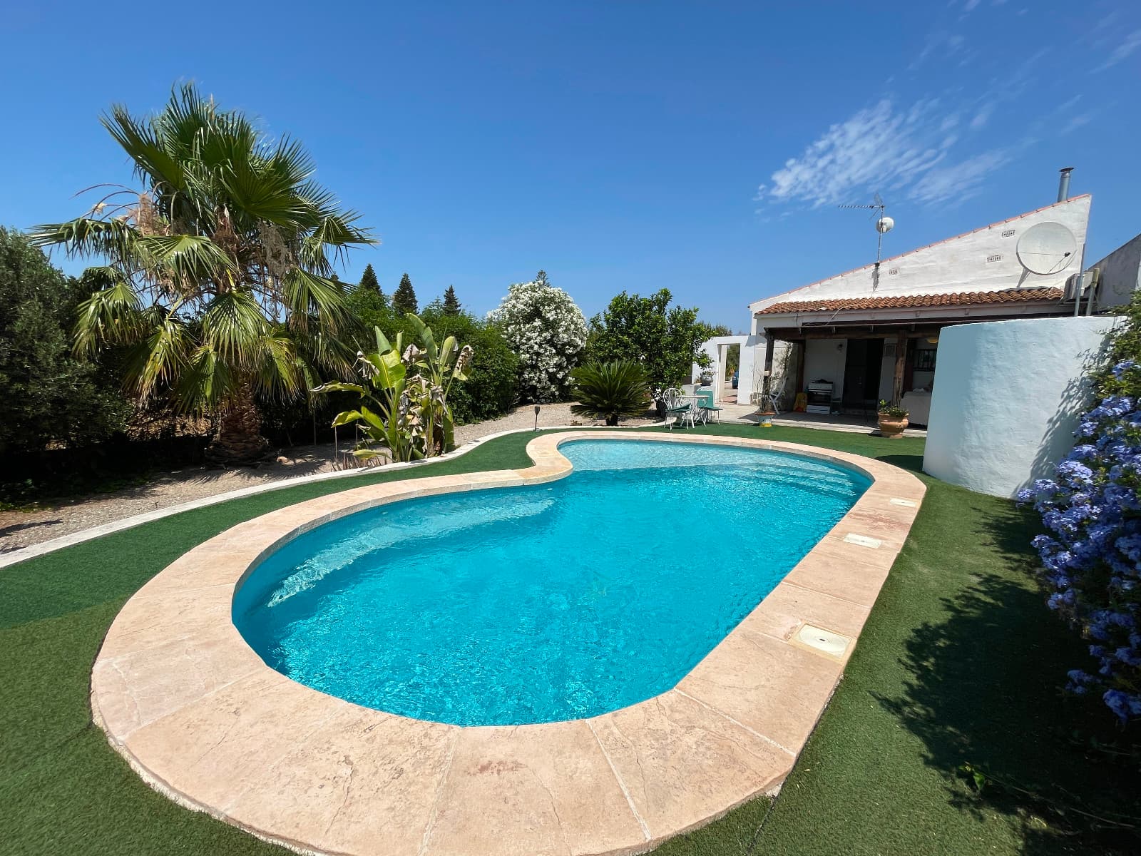 Очаровательная вилла в один этаж с частным бассейном и большим участком в Дая НуэваПредлагается красивая вилла, расположенная в спокойной деревне Дая Нуэва, в сердце Коста-Бланки. Район славится природной красотой, тишиной и близостью к инфраструктуре и пляжам.Дом построен на одном уровне на участке площадью 2.005 м². В нем есть 4 просторные спальни и 3 ванные комнаты — идеально для большой семьи или приема гостей.Вилла предлагает большую кухню, светлые и уютные комнаты, а также продуманные жилые пространства.На территории имеется частный бассейн, ухоженный сад с разнообразными деревьями и фруктами, а также крытая терраса, которой можно пользоваться круглый год.Дополнительное помещение используется как мастерская, но его легко можно переделать в гостевой дом, офис или студию.Дом продается частично меблированным, подключен к центральным сетям воды и электричества, и в нем проведены многочисленные улучшения.Идеальный вариант для тех, кто ищет уединение, природу и комфорт.