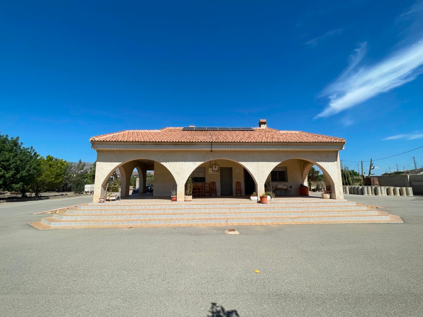 Просторный и величественный дом с двойным участком и оливковыми деревьямиОтличная возможность: дом площадью 120 м² в идеальном состоянии, с двумя участками по 6.500 м² каждый, идеально подходящими для отдыха на природе, выращивания или любого другого использования.Основные характеристики:  Удобная и функциональная кухня Светлая гостиная-столовая с выходом на террасу 50 м² Три спальни с встроенными шкафами Санузел с душевой кабиной Кладовое помещение/хозблок площадью 80 м² Уникальные особенности: На участке есть оливковые деревья, финиковые пальмы, питьевая и оросительная вода, а также солнечные панели для автономного энергоснабжения.Для семейных встреч можно готовить вкусные блюда в традиционной дровяной печи.Привилегированное расположение: Дом находится всего в нескольких минутах от города, что позволяет жить в окружении природы, не отказываясь от удобств городской инфраструктуры.