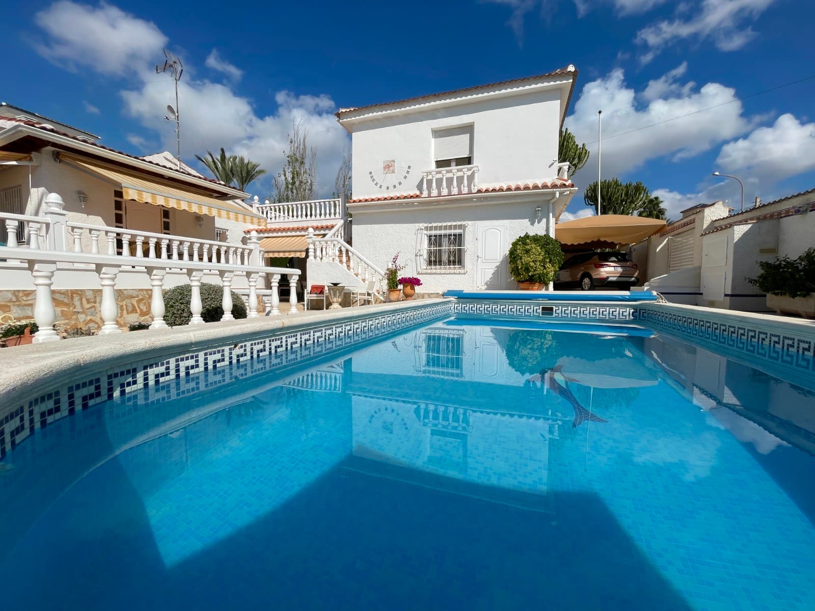 Frittliggende villa i Ciudad Quesada3 soverom | 4 bad | Privat basseng | Garasje | Solarium Svært god beliggenhet, i gangavstand til sentrum av Ciudad Quesada. Privat tomt med velstelt hage, basseng og flere terrasser. Lyst oppholdsrom med peis, spisestue og fullt utstyrt kjøkken. Soverom med garderobeskap, inkludert et gjesterom med eget bad. Garasje, privat parkering og fleksible rom med mulighet for tilpasning. Solarium med utsikt, perfekt for å nyte middelhavssolen. Nær La Marquesa Golf, strendene i Guardamar (15 min) og Alicante flyplass (35 min). Ideell som fast bolig, feriehus eller investering.